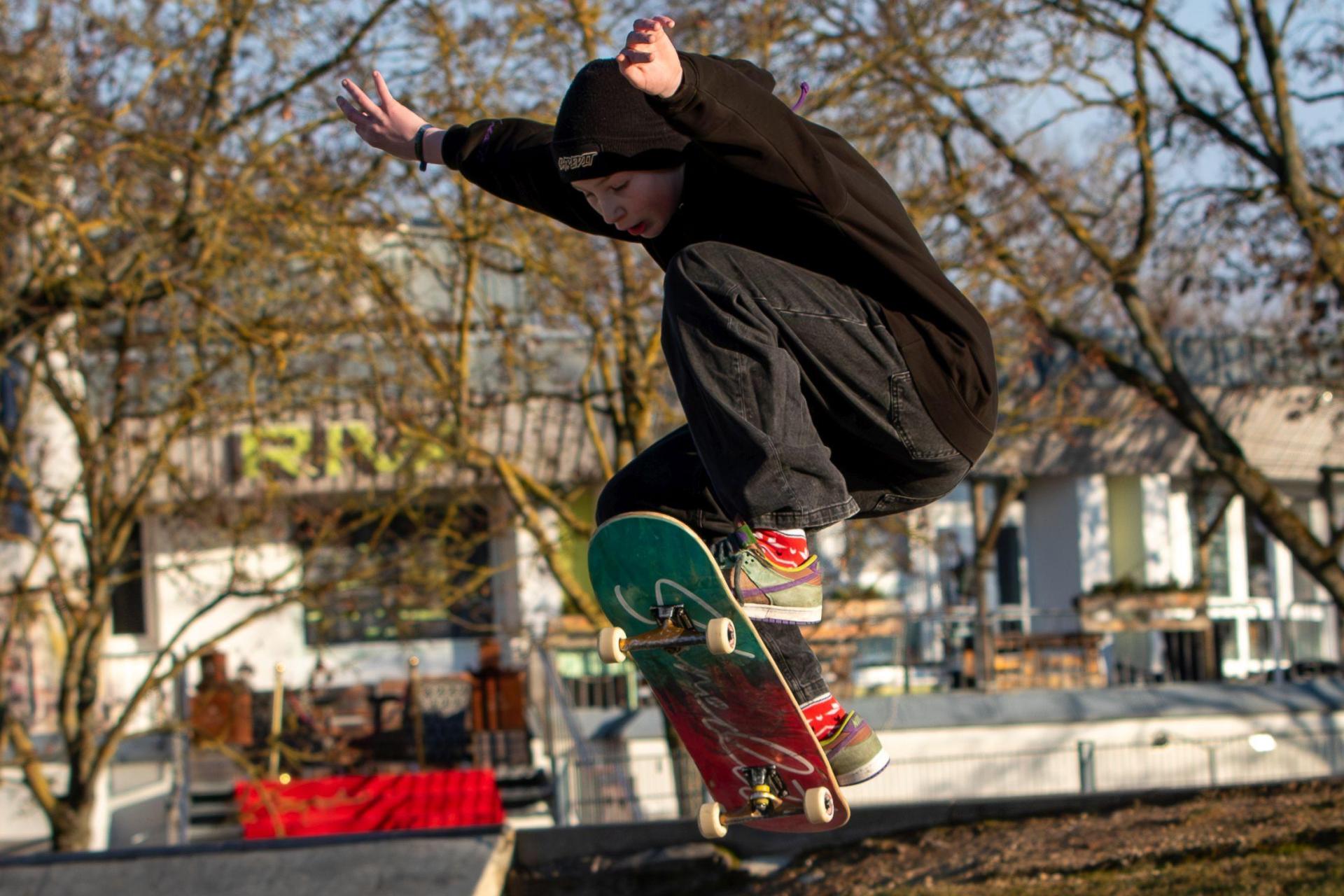 Große Sprünge auf dem kleinen Brett: Die mobile Skateanlage der Kommunalen Jugendarbeit Amberg-Sulzbach geht wieder auf Tour durch den Landkreis.  (Bild: KoJa Amberg-Sulzbach)