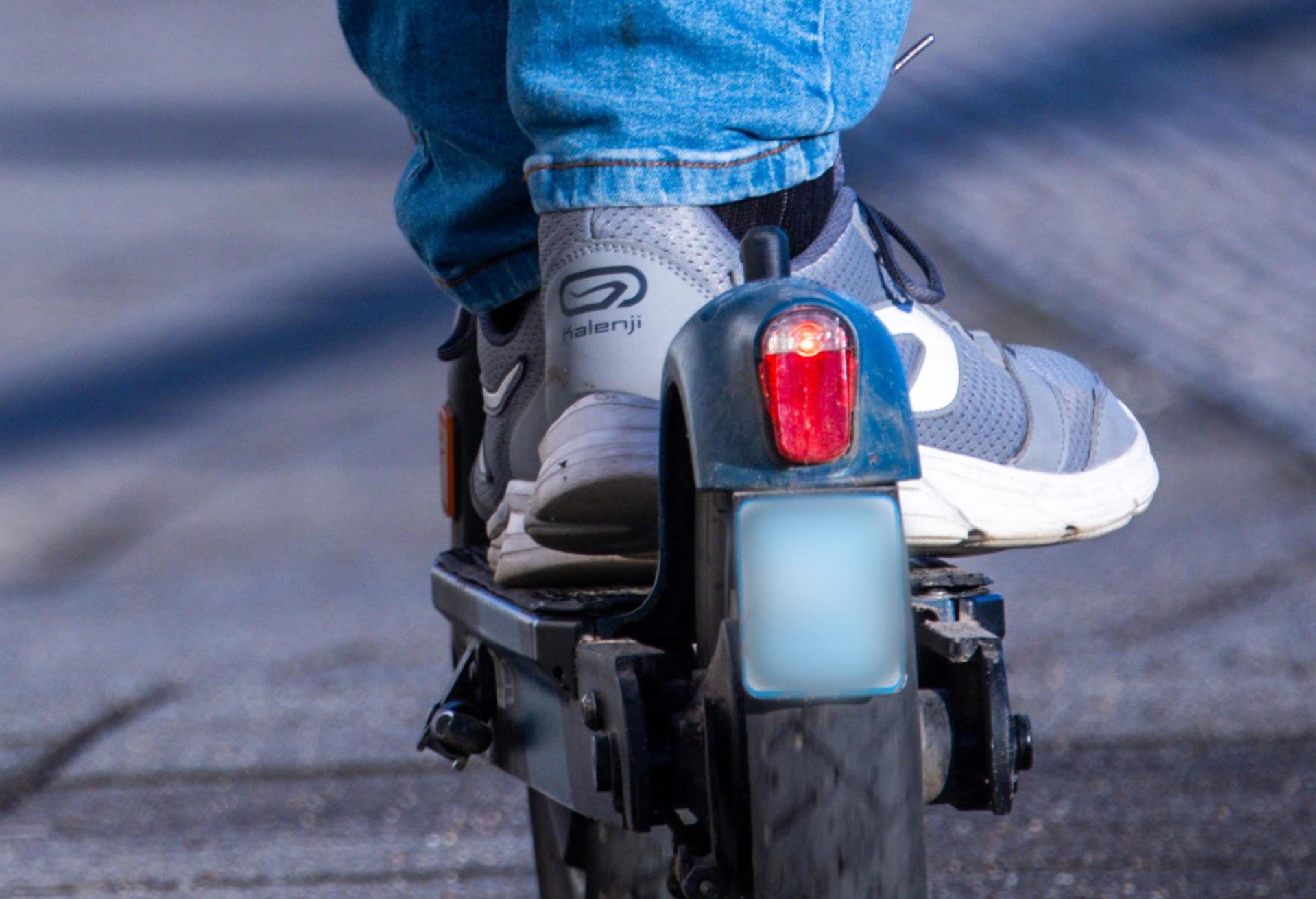 Vor einer Schule in Amberg ist am Dienstag ein unversperrter E-Scooter gestohlen worden. (Symbolbild: Jens Büttner)