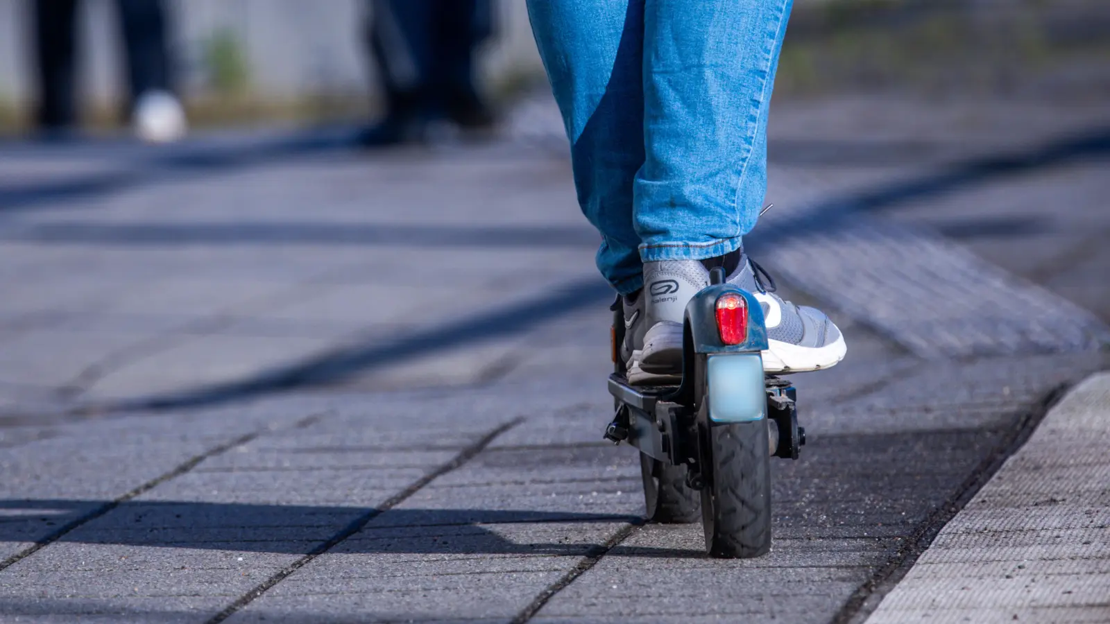 Vor einer Schule in Amberg ist am Dienstag ein unversperrter E-Scooter gestohlen worden. (Symbolbild: Jens Büttner)