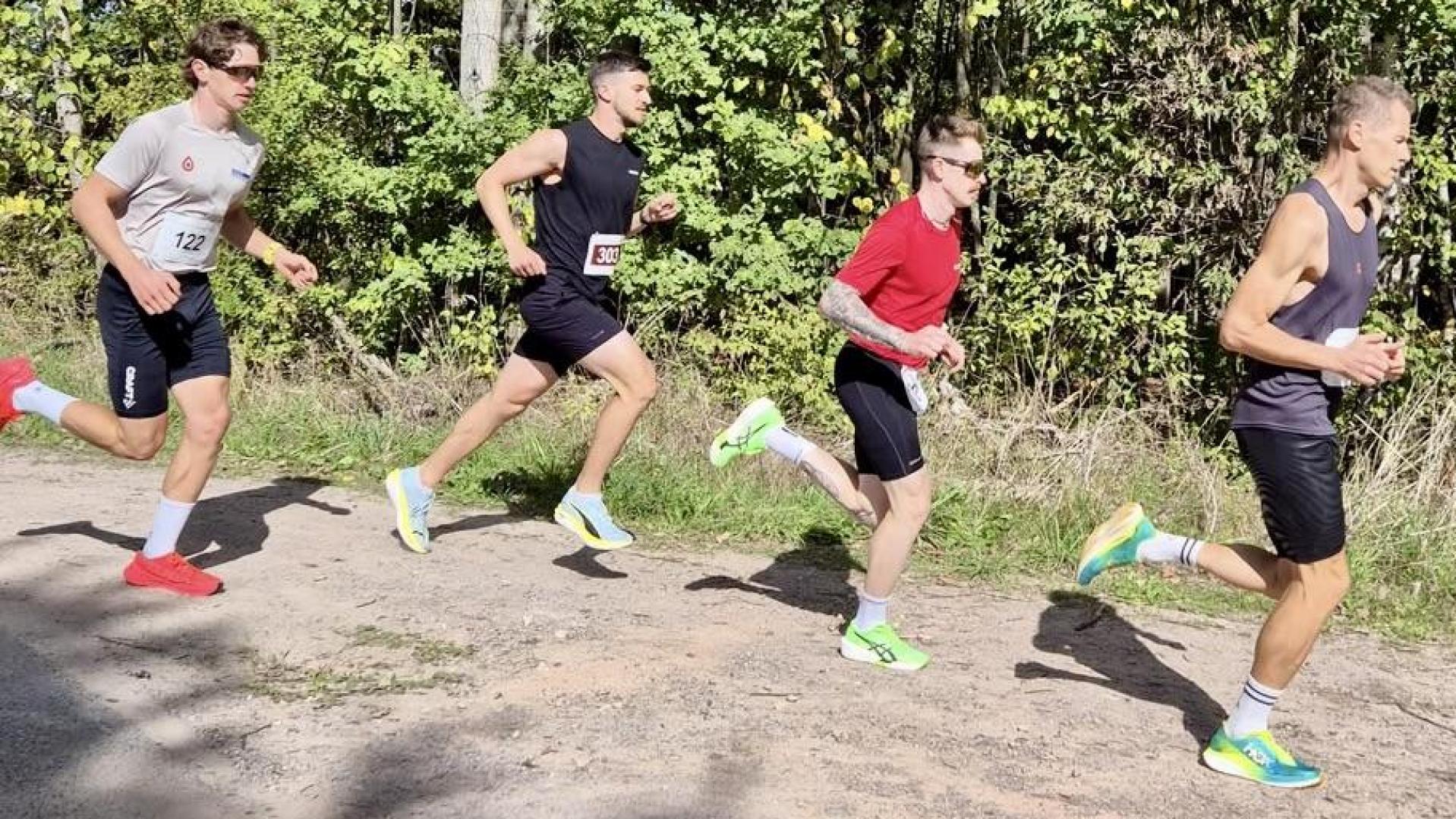Mehrere Sieger auf einem Bild: Am Ende setzte sich Simon Grünwald, SCMK Hirschau (rotes Trikot) als Gesamtsieger über 9 Kilometer durch. Dahinter der spätere Sieger des Jedermann-Laufs über 4,5 Kilometer Marcel Honig, gefolgt von Niklas Blaschke, der die Jugendklasse gewonnen hat. (Bild: Christian Lingl)