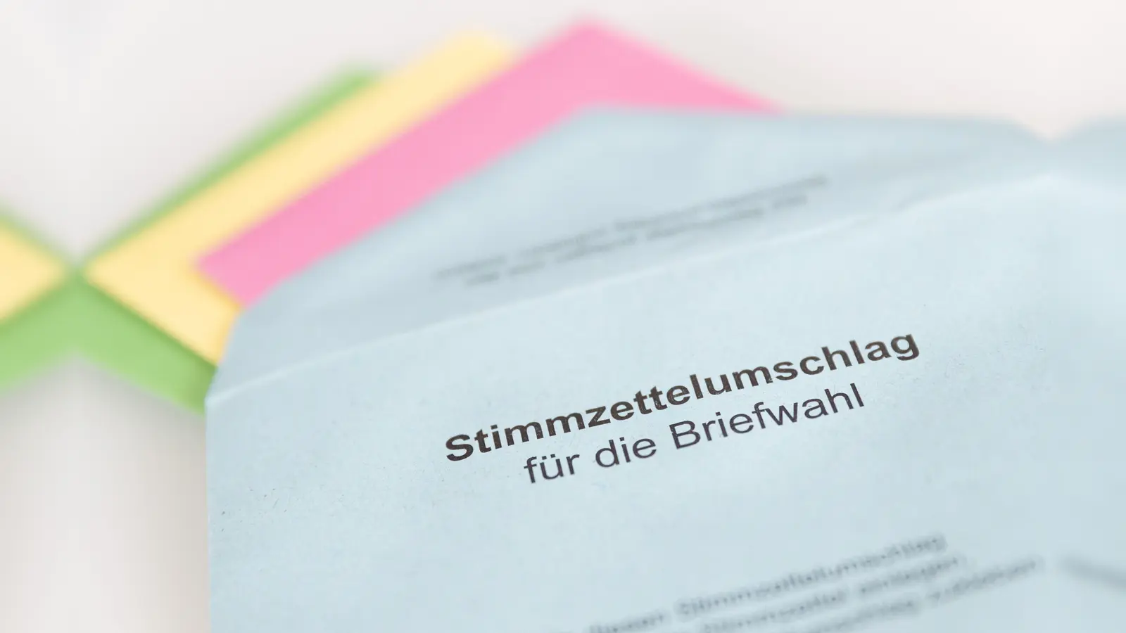In Kümmersbruck sind beim Versenden der Briefwahlunterlagen für die Stichwahl teilweise Stimmzettel vergessen worden. (Symbolbild: Friso Gentsch/dpa)