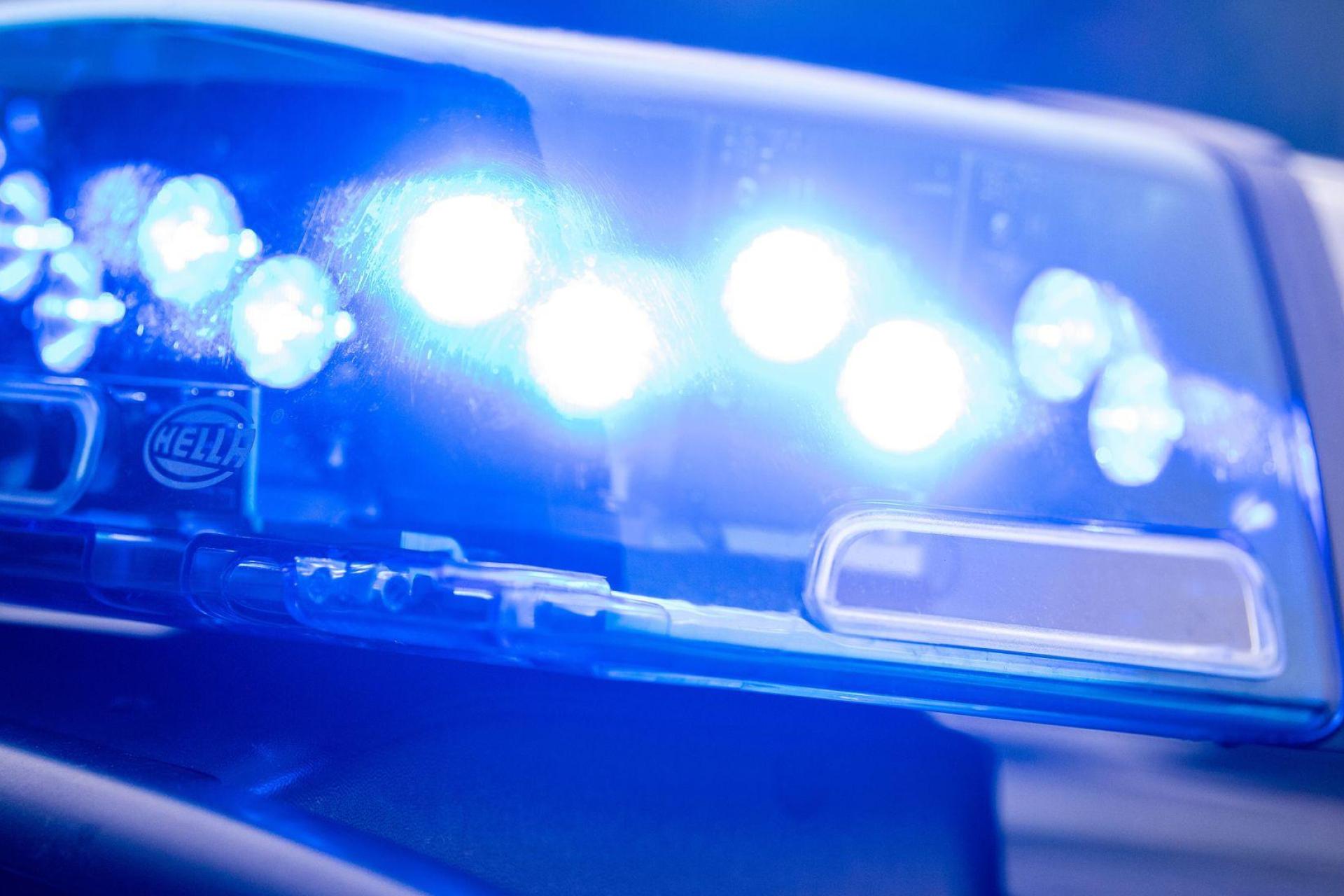 Passanten hatten den Mann am Montag nahe einer Brücke in Bayreuth gefunden. (Archivbild: Lino Mirgeler/dpa)