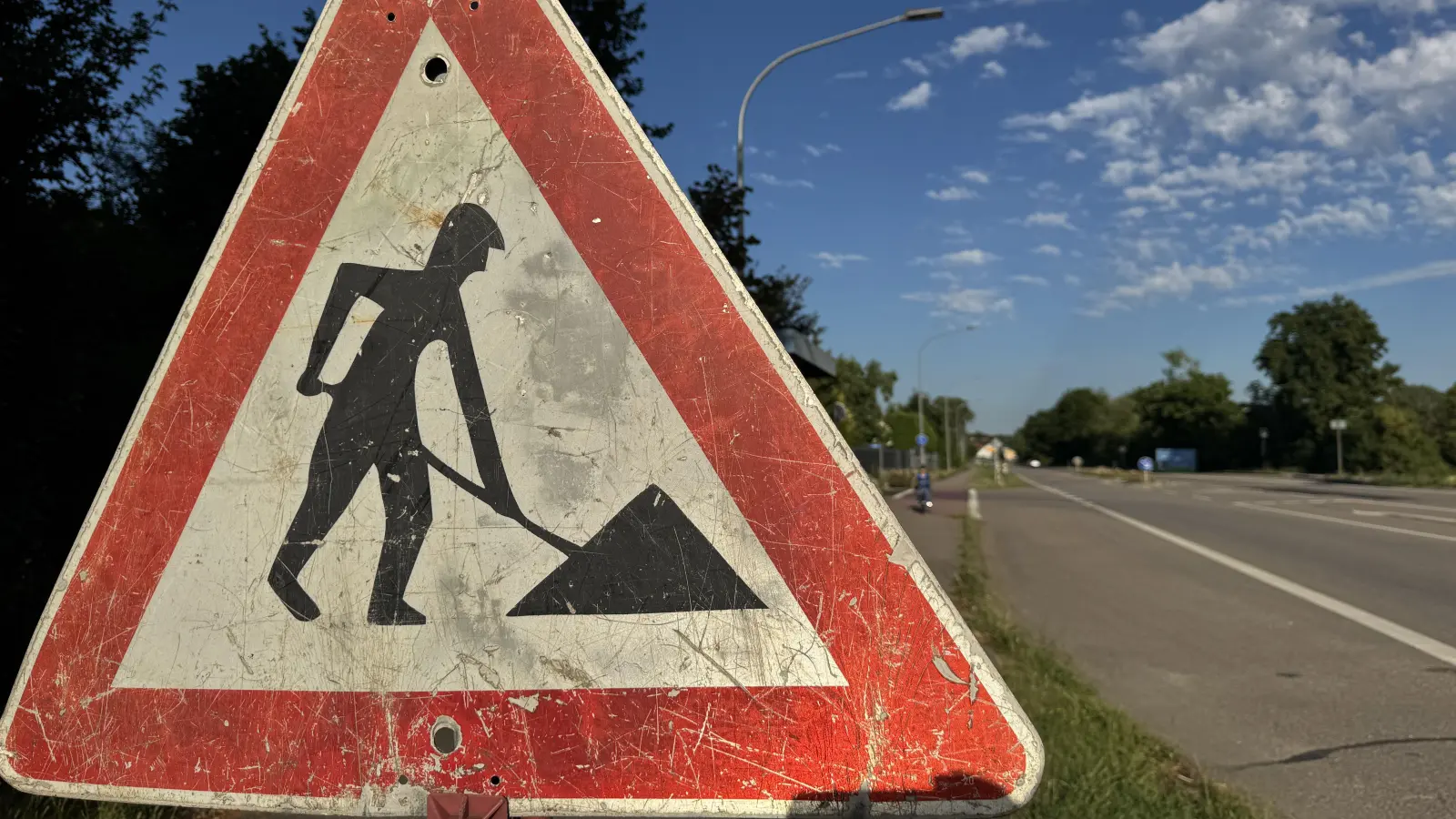 Noch bis Ende Oktober ist der Geh- und Radweg in der Rosenberger Straße in Sulzbach-Rosenberg gesperrt. (Symbolbild: Heike Unger)