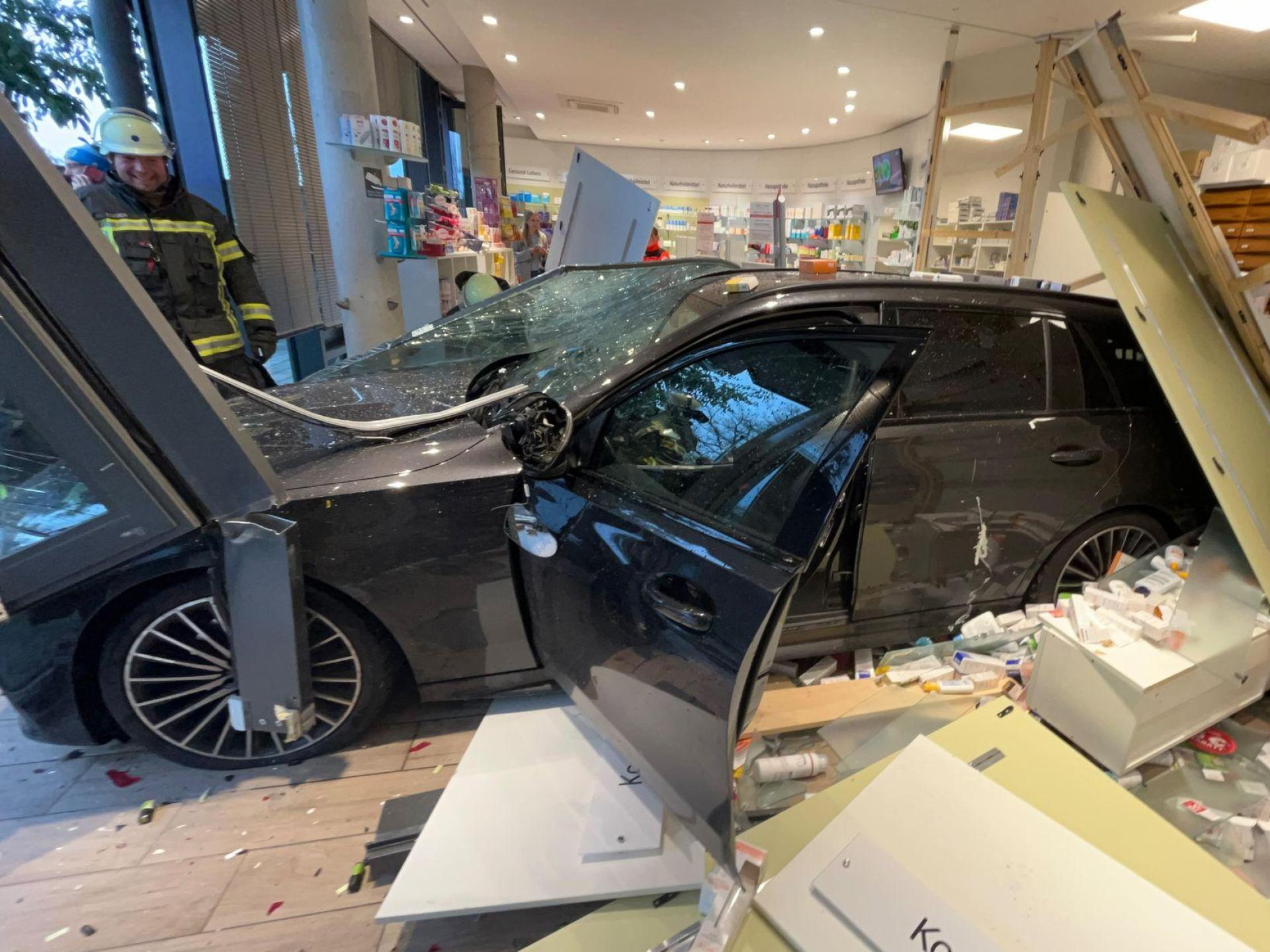 Ein Großteil der Einrichtung der Apotheke wurde bei dem Unfall beschädigt.  (Bild: -/Polizeiinspektion Rosenheim/dpa)