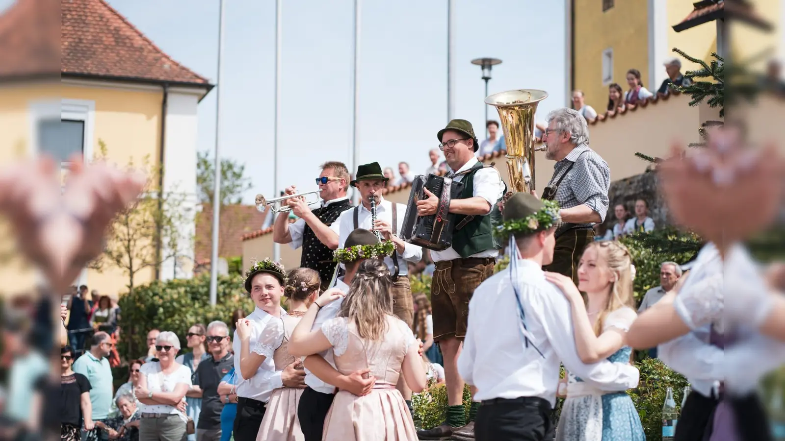 Ein Höhepunkt des Feiertages 1. Mai ist um 14 Uhr das Austanzen des Kirwabaums mit den Lintacher Dorfmusikanten. Die zehn Kirwapaare präsentieren dabei ihre einstudierten Tänze und humorvollen „Gstanzln“.  (Archivbild: Michael Weiß)