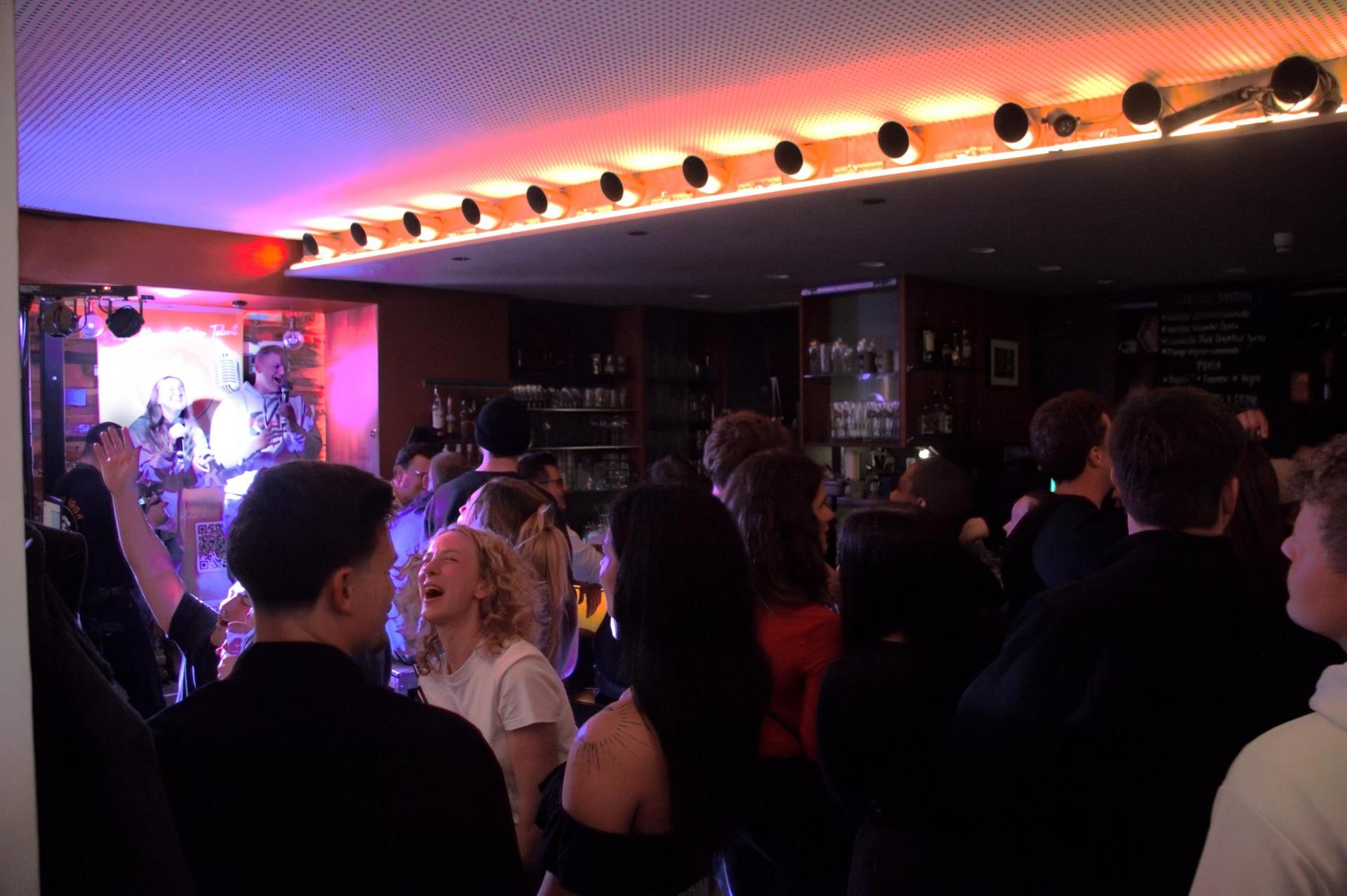 Am Freitag war Karaokeabend im Colomba. (Bild: Marlin Nixdorf)