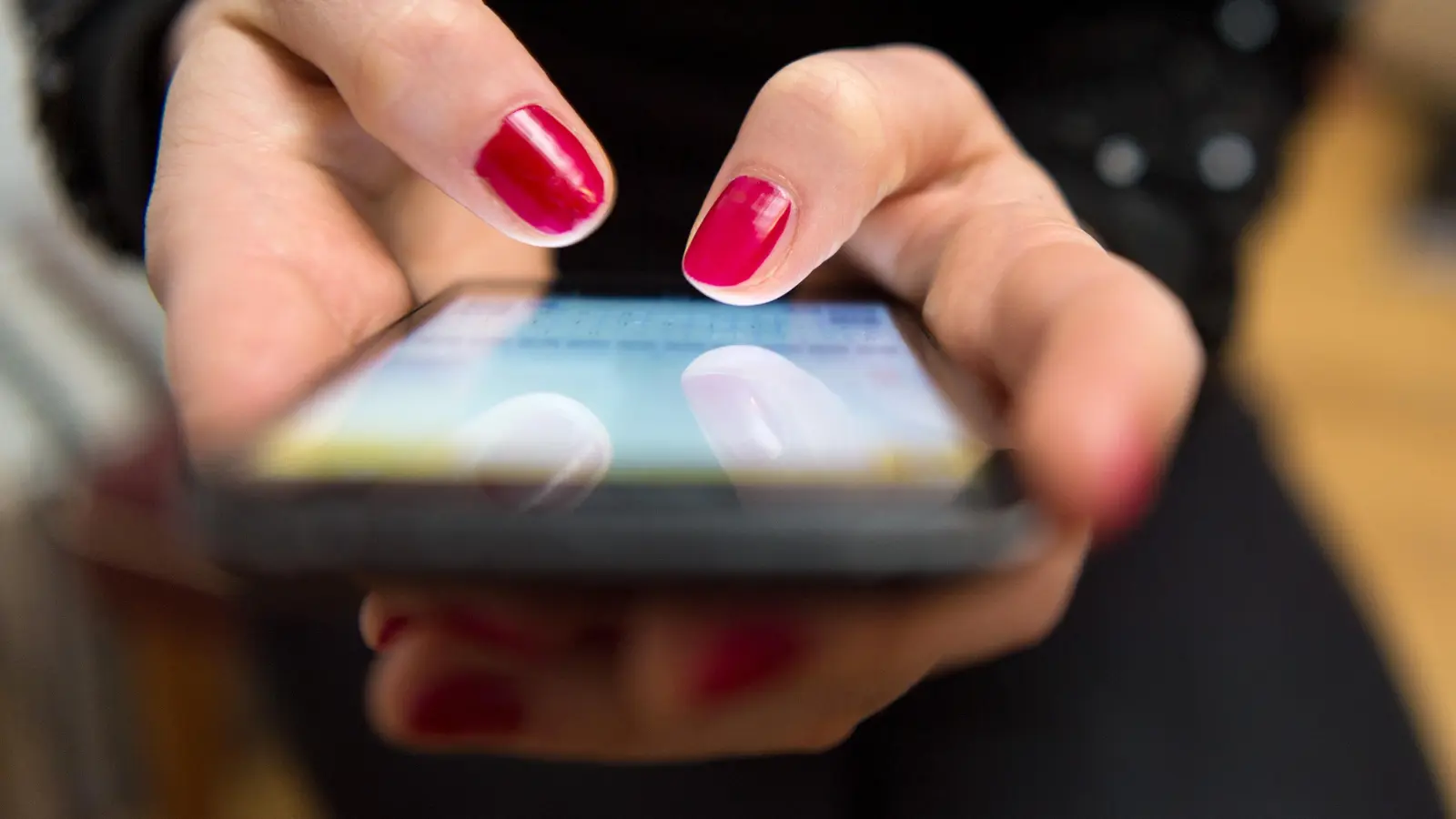 Liebe via Internet kann gefährlich werden. (Symbolbild: Sebastian Gollnow/dpa)