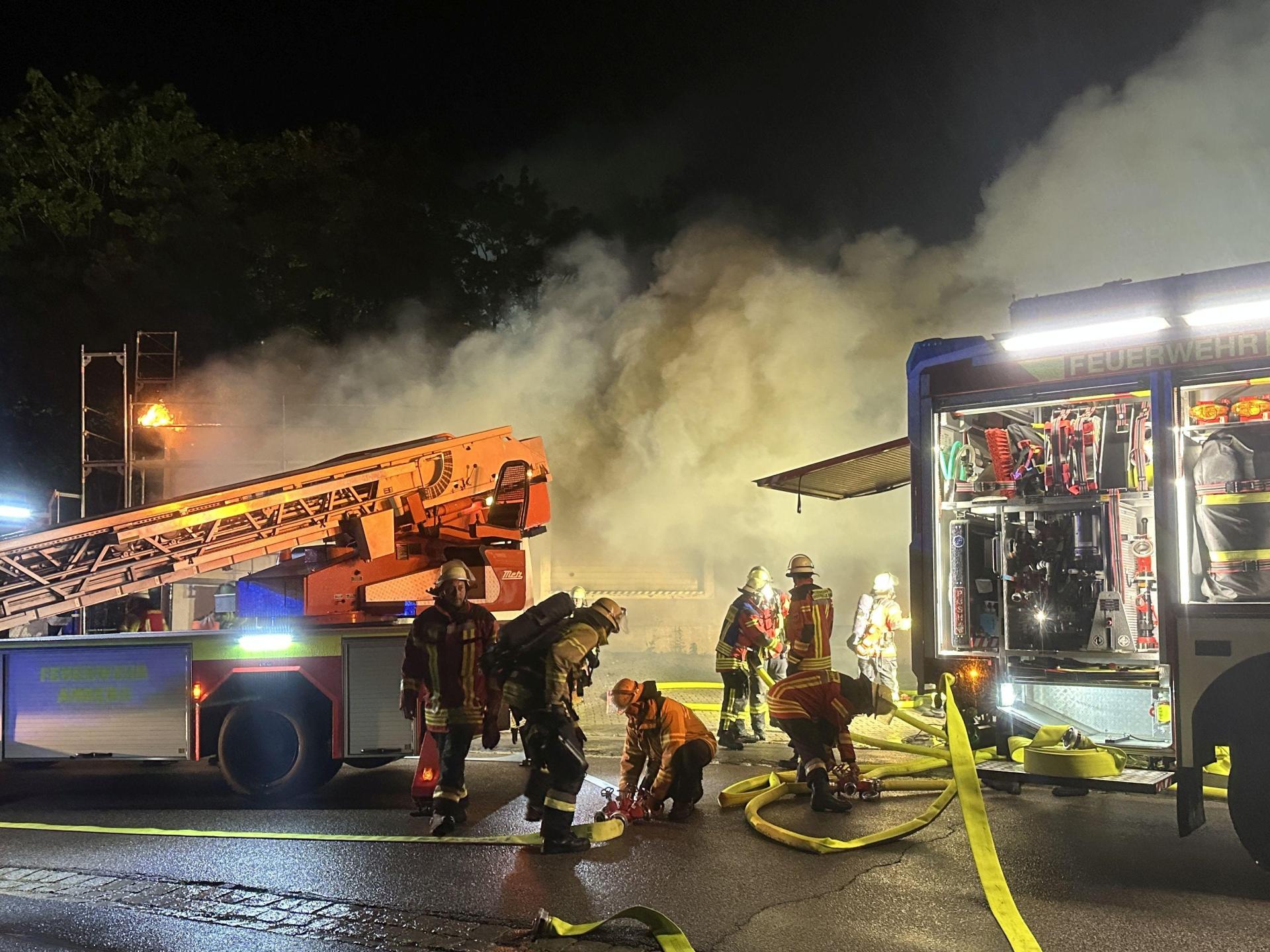 Am 12. Juni hatte es im Gewerbegebiet in Ursensollen einen Großbrand gegeben. 150 Einsatzkräfte waren gefordert. Jetzt nahm die Polizei in Amberg zwei 17-Jährige fest.  (Archivbild: Florian Schlegel/ Feuerwehr Amberg-Sulzbach)