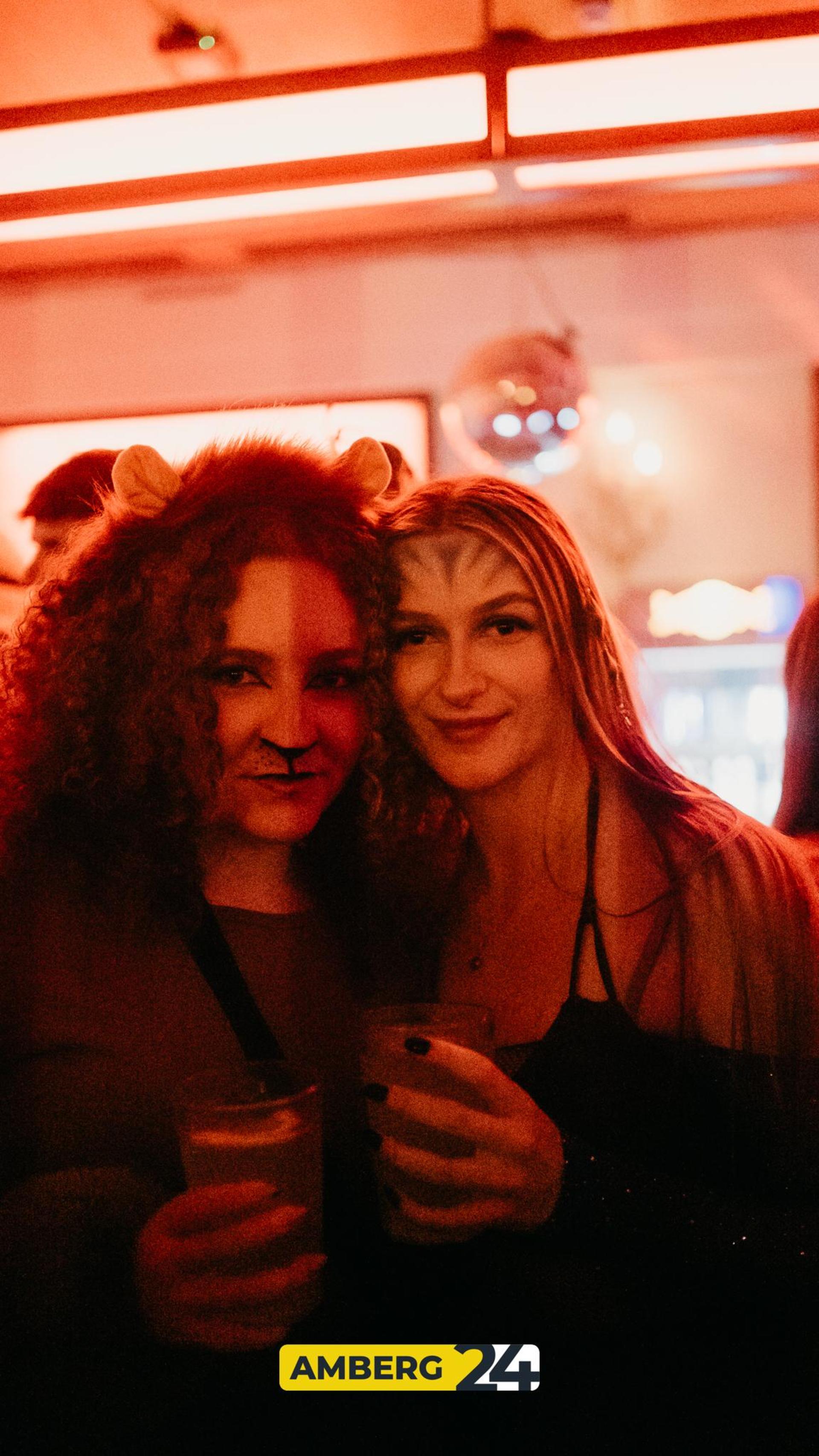 Hexen und Narren waren am Donnerstag auch im Casino unterwegs. (Bild: Mario Donhauser)