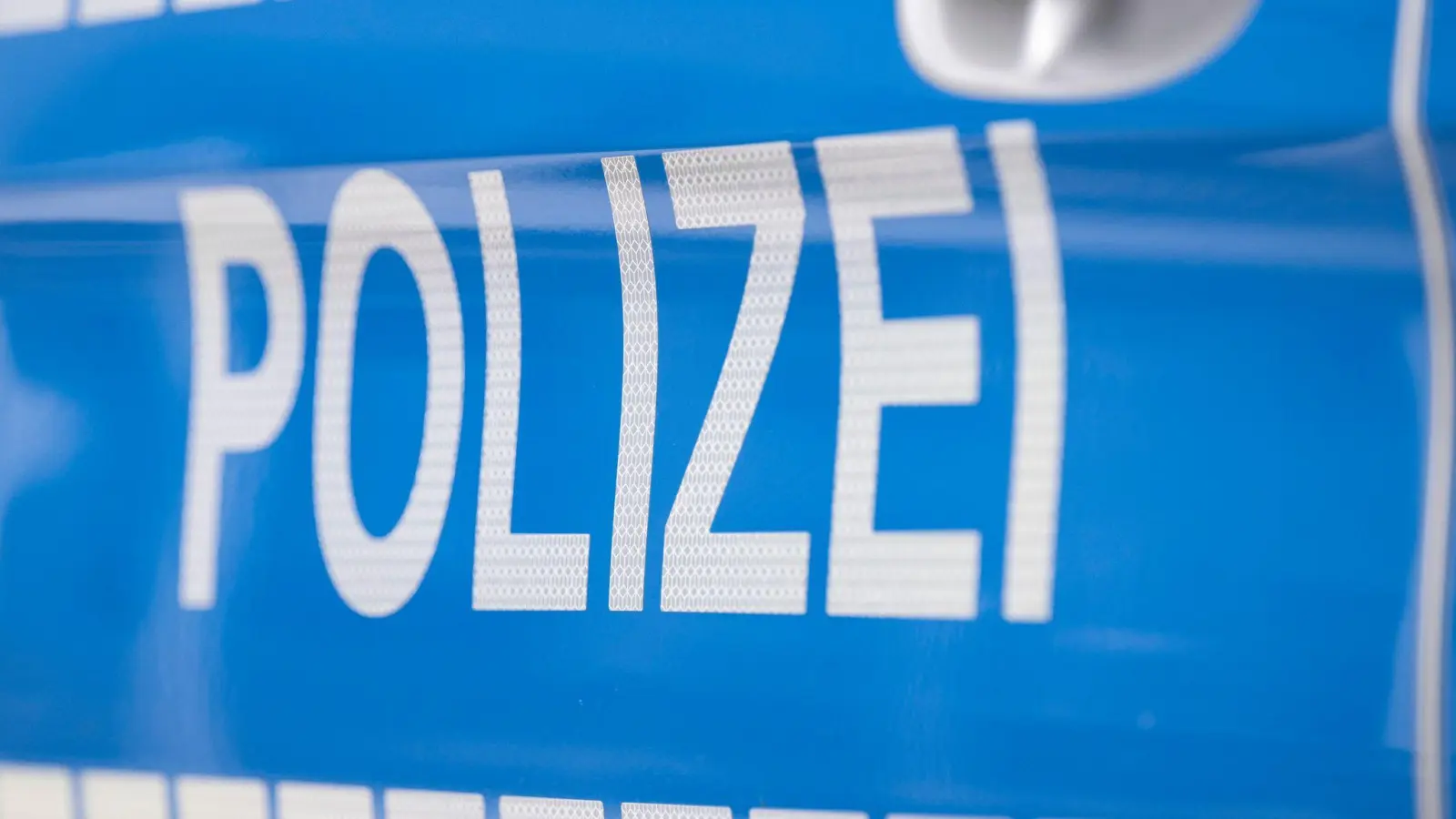 Nach einem Fall von Fahrerflucht ermittelt die Polizeiinspektion Amberg. (Symbolbild: Boris Roessler/dpa)