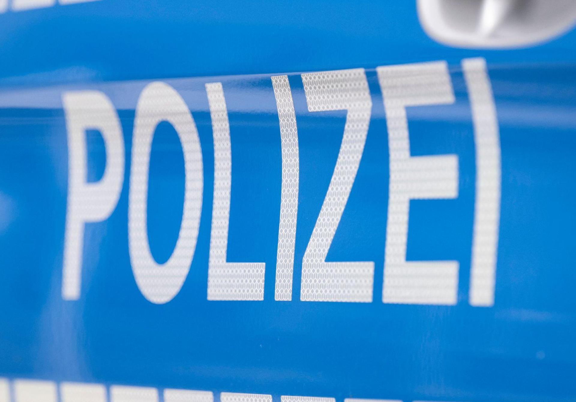 Nach einem Fall von Fahrerflucht ermittelt die Polizeiinspektion Amberg. (Symbolbild: Boris Roessler/dpa)