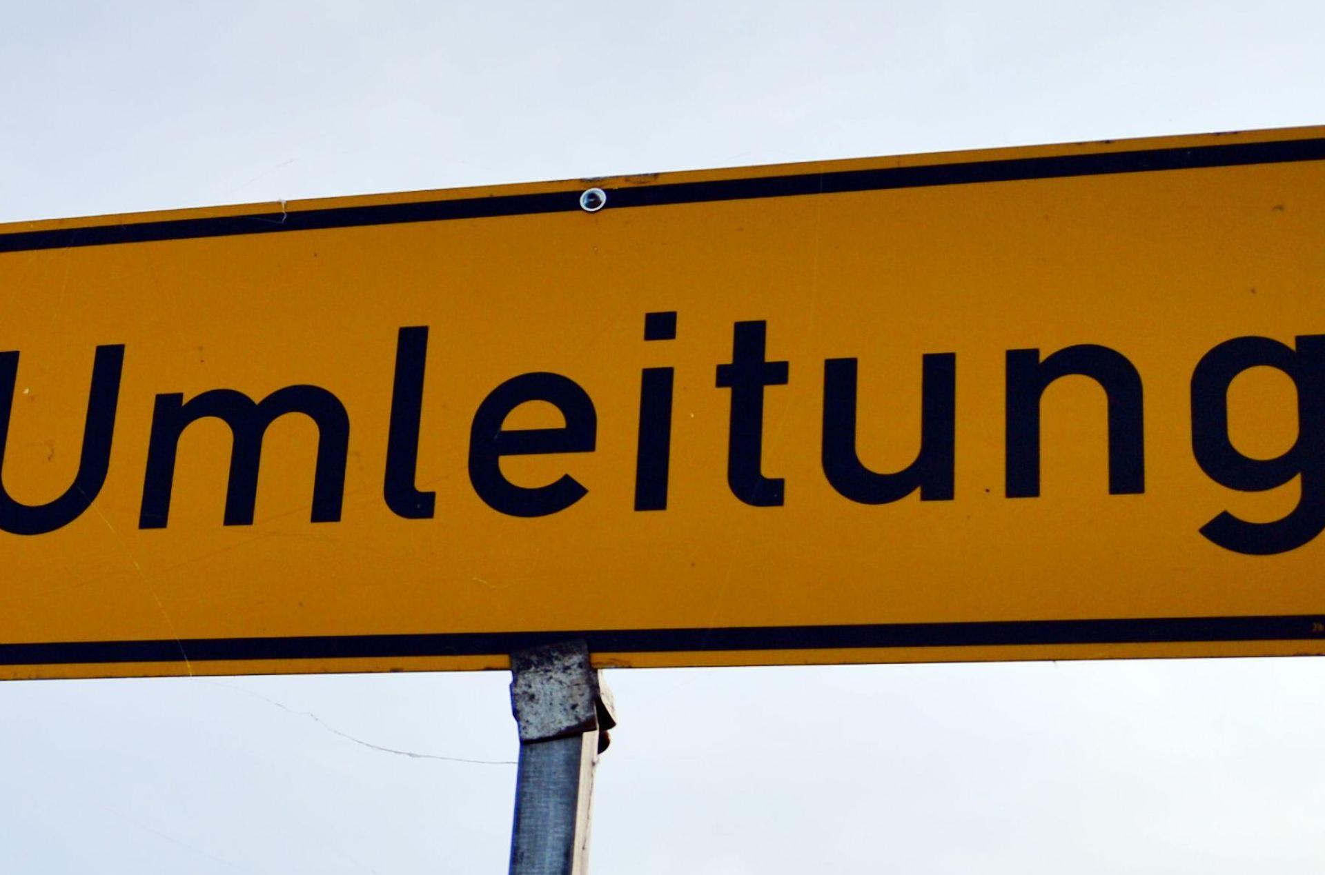 In Sulzbach-Rosenberg ist wegen Bauarbeiten eine Umleitung nötig.  (Symbolbild:  Marc Tirl/dpa)