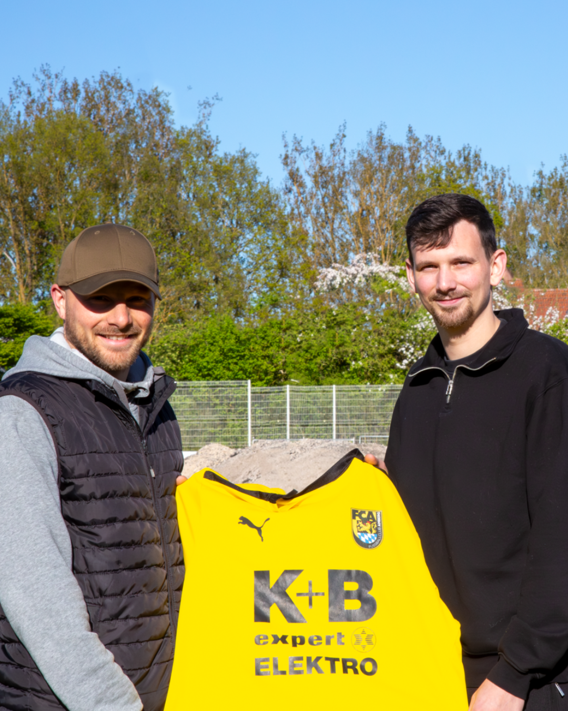 Sven Florek (rechts) kehrt zum FC Amberg zurück. Ambergs Spielertrainer Friedrich Lieder scheints durchaus zu freuen.  (Bild: Matthias Reuß/FC Amberg)