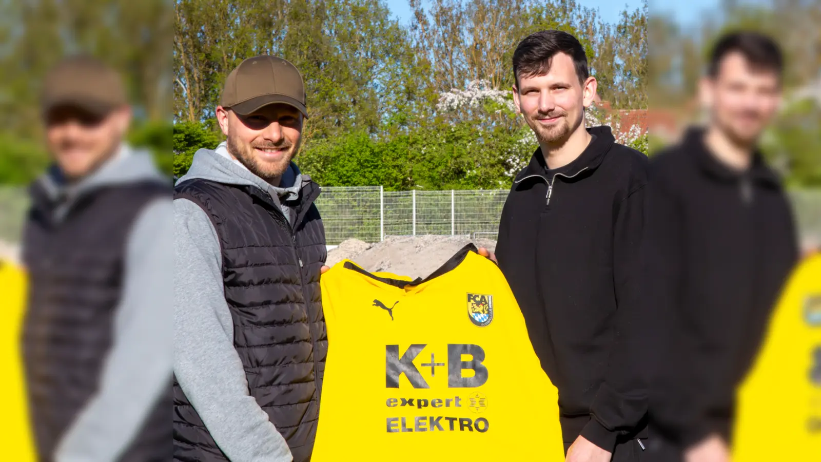 Sven Florek (rechts) kehrt zum FC Amberg zurück. Ambergs Spielertrainer Friedrich Lieder scheints durchaus zu freuen.  (Bild: Matthias Reuß/FC Amberg)