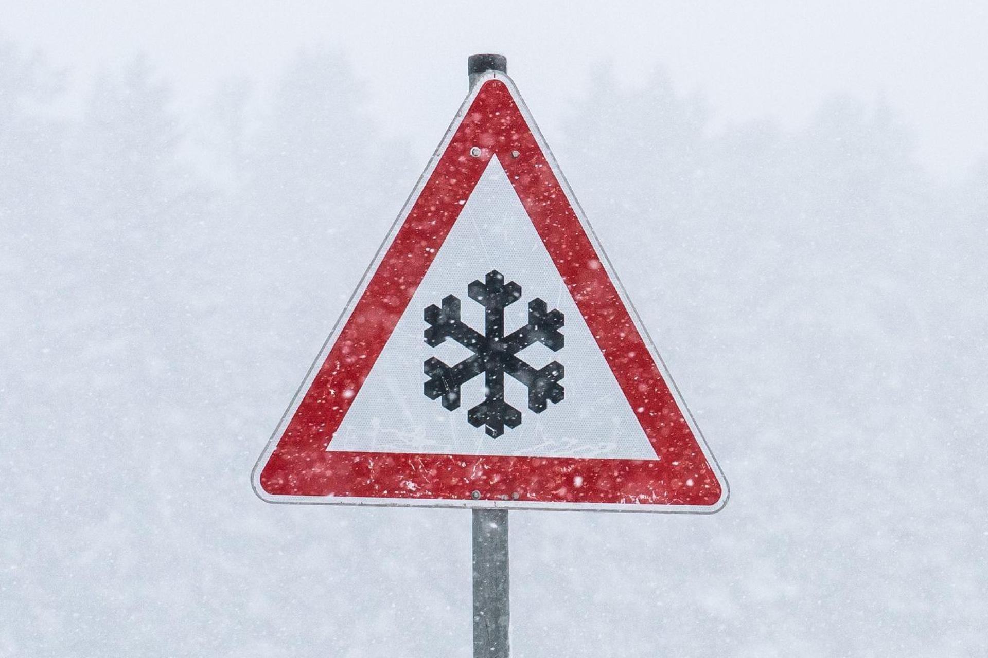 Der Wetterdienst warnt vor Schnee und Glätte (Symbolbild: Silas Stein/dpa)