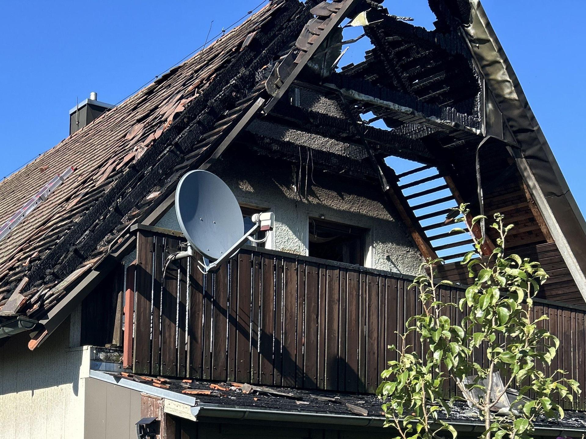 Vom Balkon dieses Hauses in Neukirchen griff ein Brand auf den Dachstuhl über. (Bild: Polizeiinspektion Sulzbach-Rosenberg)
