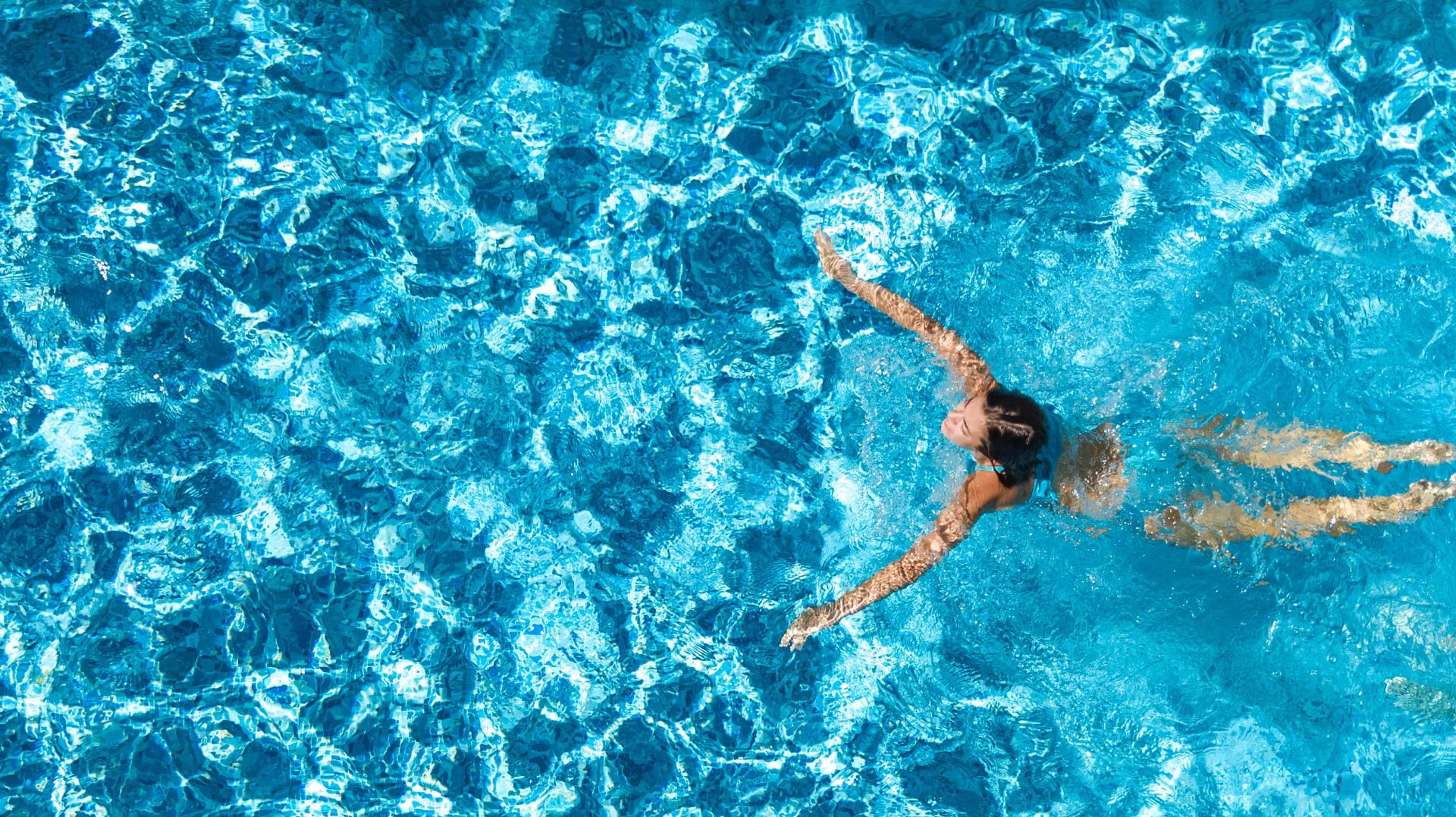 Rein ins kühle Nass. Diese Schwimmbäder rund um Amberg sind geöffnet! (Symbolbild: Iuliia Sokolovska/adobe)