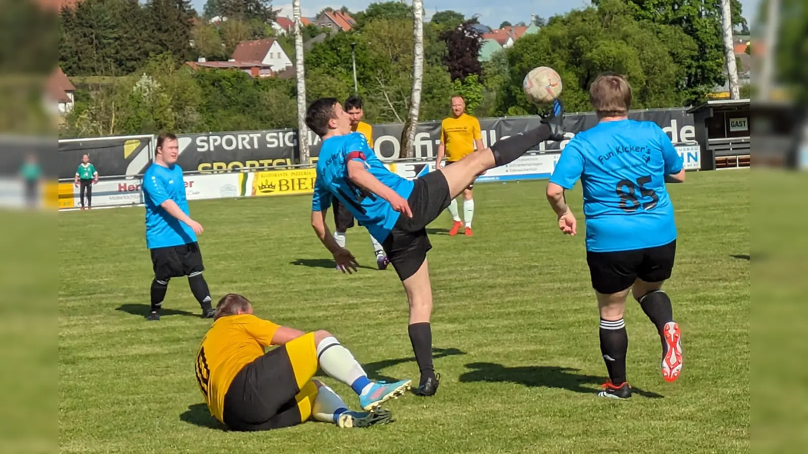 Beim Freundschaftsinklusionsspiel wird wieder engagiert um jeden Ball gekämpft. (Archivbild: gau)
