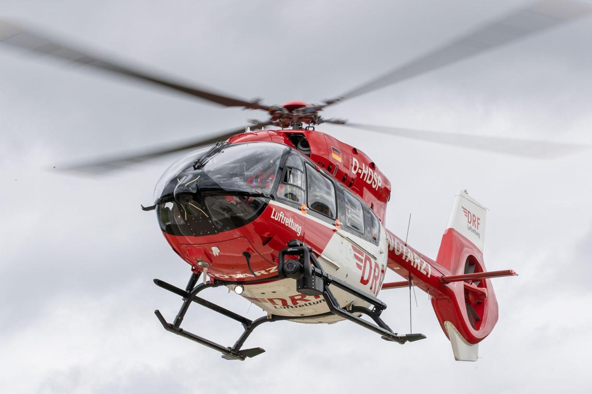 Ein Hubschrauber brachte den Schwerverletzten in ein Krankenhaus. (Symbolbild) (Bild: Daniel Karmann/dpa)