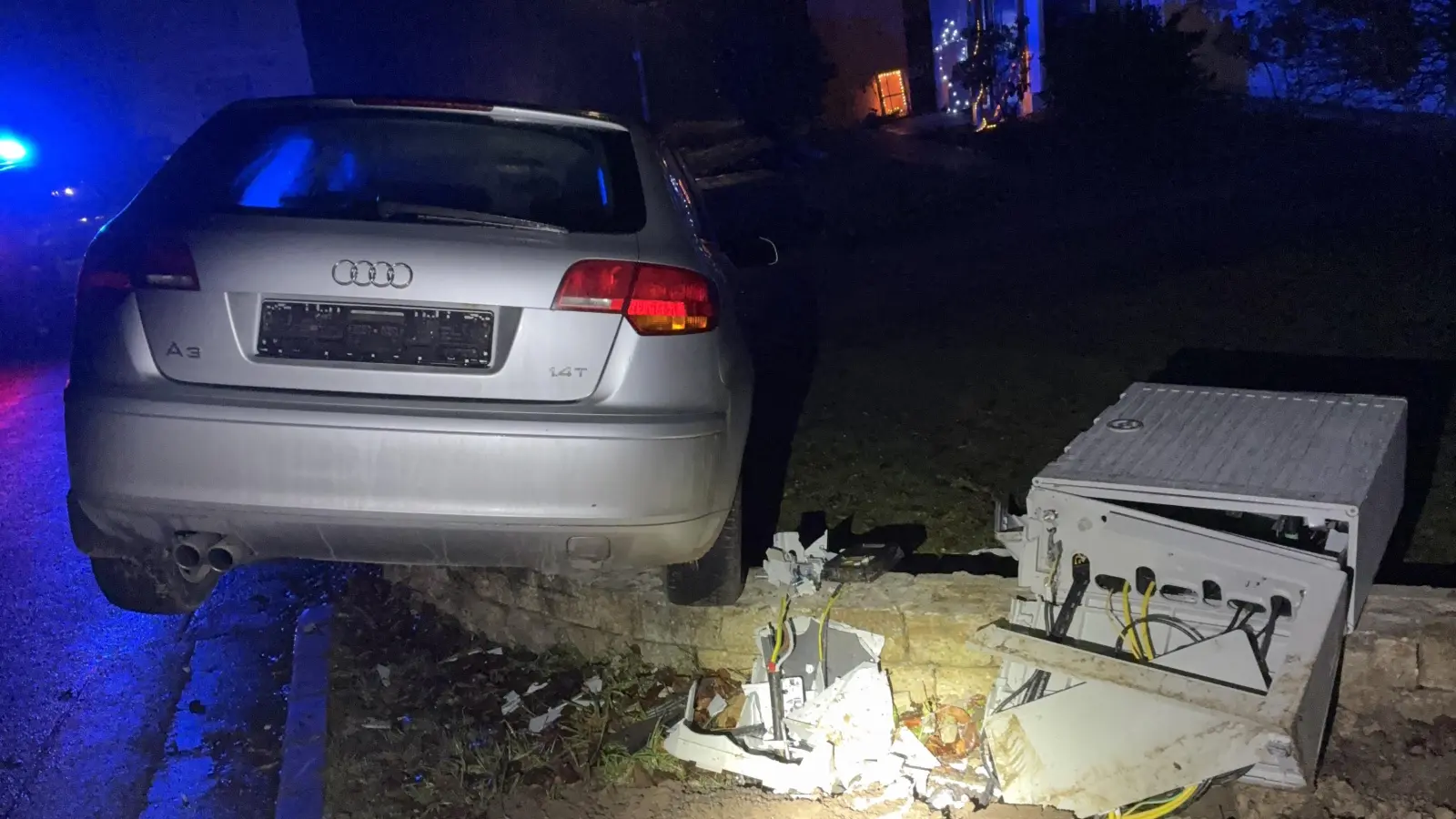 Ein 19-jähriger Fahranfänger verliert in Hermannsberg bei Illschwang die Kontrolle über sein Auto und prallt gegen eine Gartenmauer. (Bild: Polizei Sulzbach-Rosenberg)