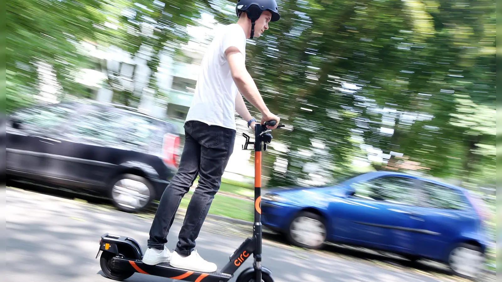 Ein E-Scooter- Fahrer war in Kümmersbruck unter dem Einfluss von Alkohol und Drogen unterwegs.  (Symbolbild: Roland Weihrauch/dpa)
