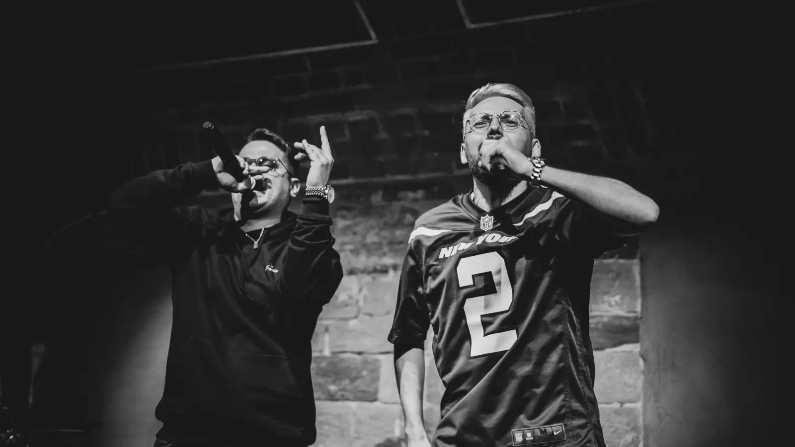 Rapper Feel.ikx (rechts) tritt regelmäßig auch mit seinen Homies auf. (Bild: Vogelsang Pictures)