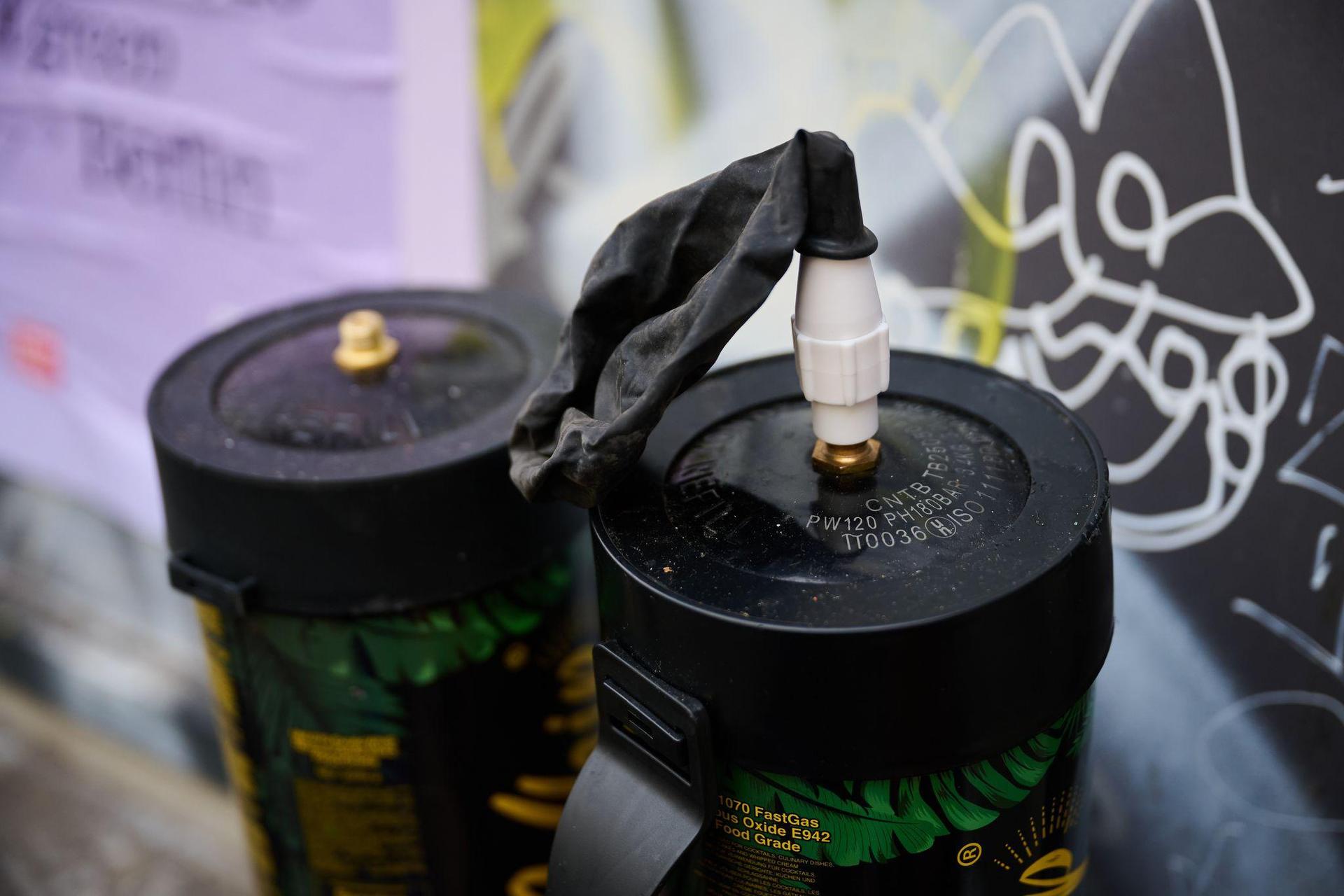 Der Konsum von Lachgas ist gerade für Minderjährige mit hohen Gesundheitsrisiken verbunden. (Symbolfoto) (Bild: Annette Riedl/dpa)