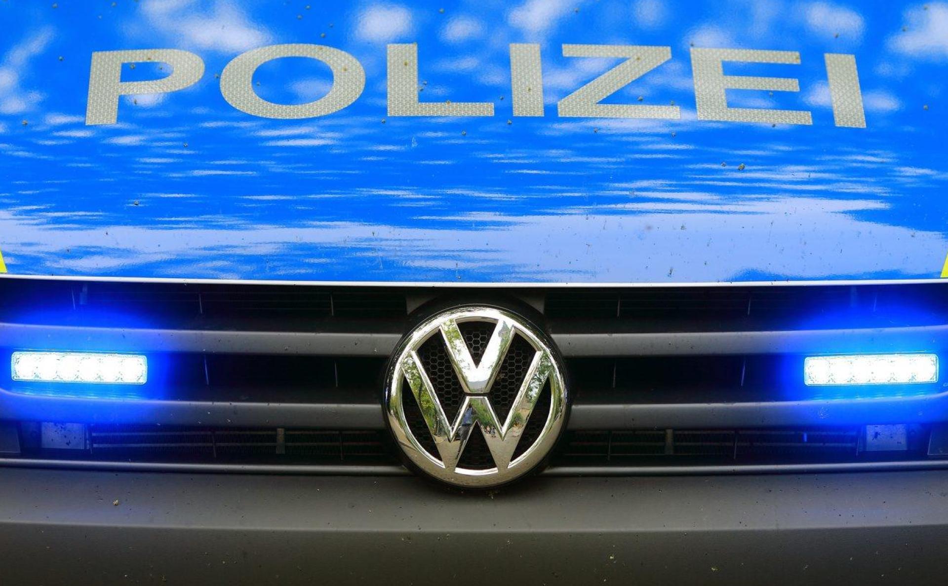 Die Polizei fragt: Wer hat den Unbekannten gesehen, der in der Nacht zum Mittwoch in Pommelsbrunn einen Autoreifen zerstochen hat?  (Symbolbild: Jens Wolf/dpa)