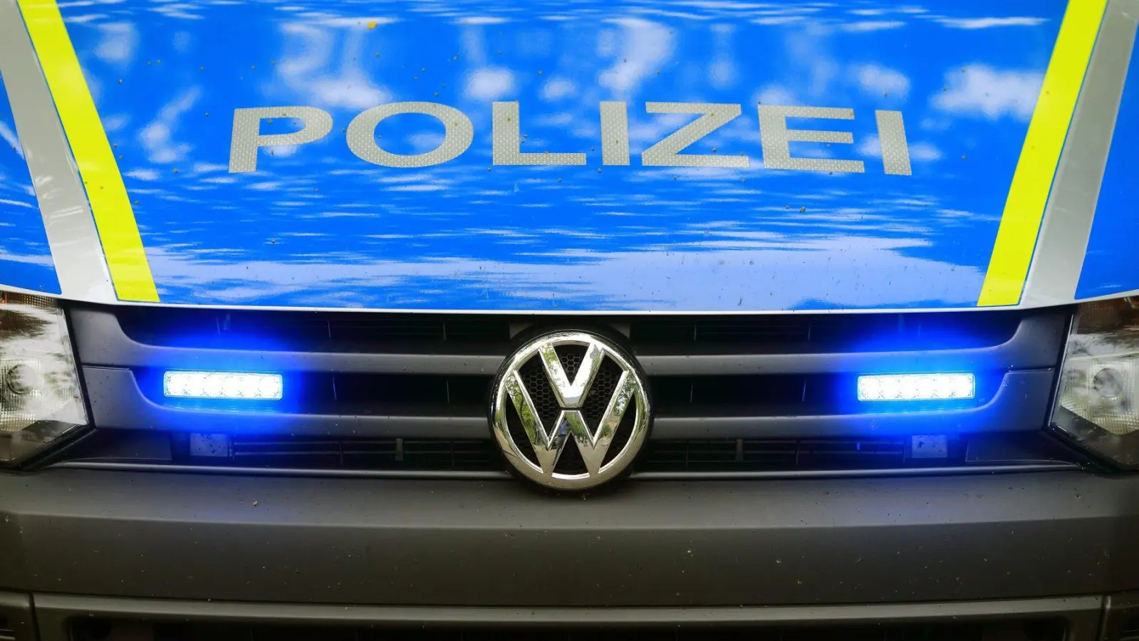 Die Polizei fragt: Wer hat den Unbekannten gesehen, der in der Nacht zum Mittwoch in Pommelsbrunn einen Autoreifen zerstochen hat?  (Symbolbild: Jens Wolf/dpa)
