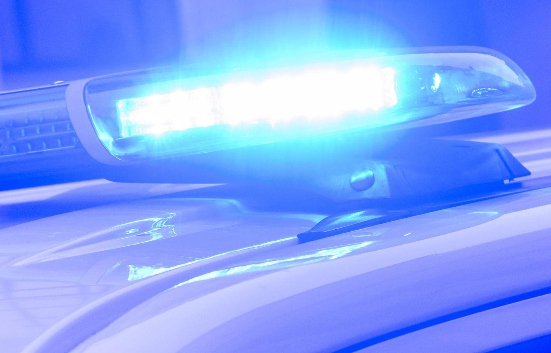 In Kümmersbruck stoppte die Polizei einen alkoholisierten Fahrer. Dabei stellten sie ein weiteres Vergehen fest.  (Symbolbild: Julian Stratenschulte/dpa)