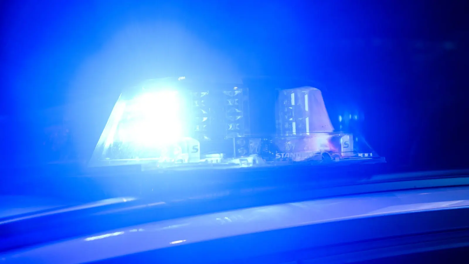 Weitere Details zu dem Unfall waren zunächst nicht bekannt. (Symbolbild) (Bild: Julian Stratenschulte/dpa)