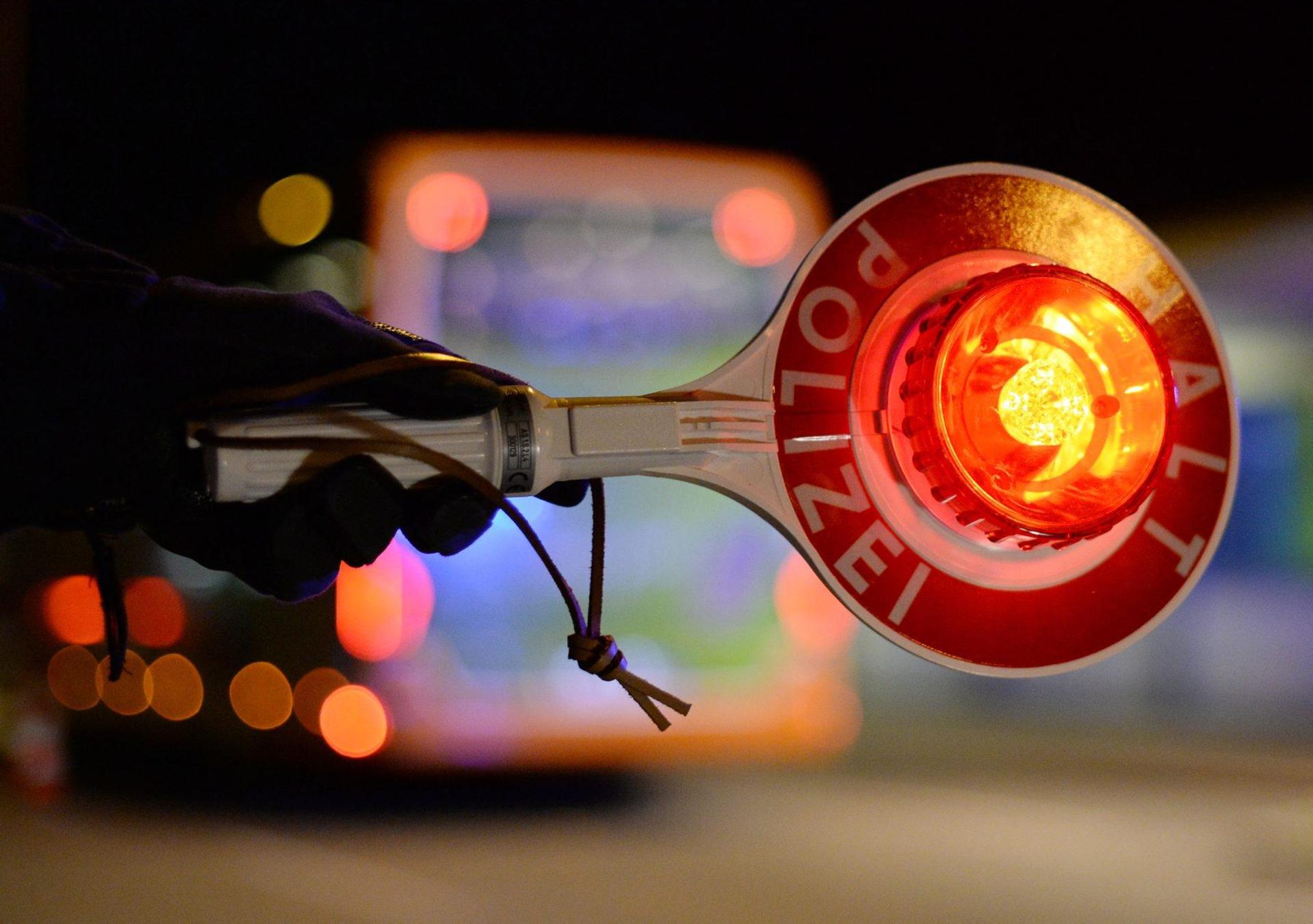Auf der A93 bei Regenstauf hat wohl ein Trucker Teile seiner Lkw-Ladung verloren. (Symbolbild: Patrick Seeger/dpa)