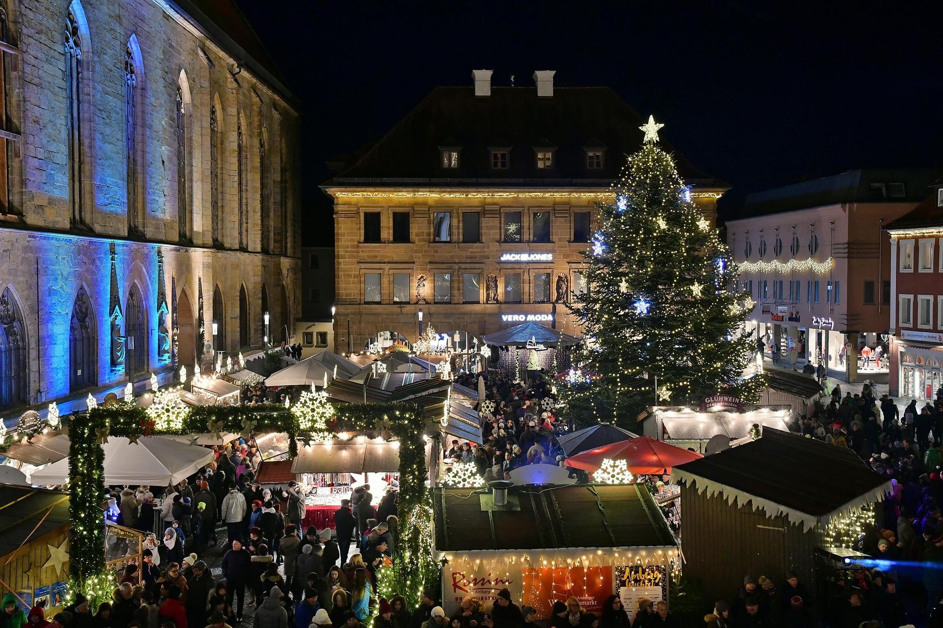 Der Amberger Christkindlmarkt erfreut sich großer Beliebtheit. (Bild: Petra Hartl)