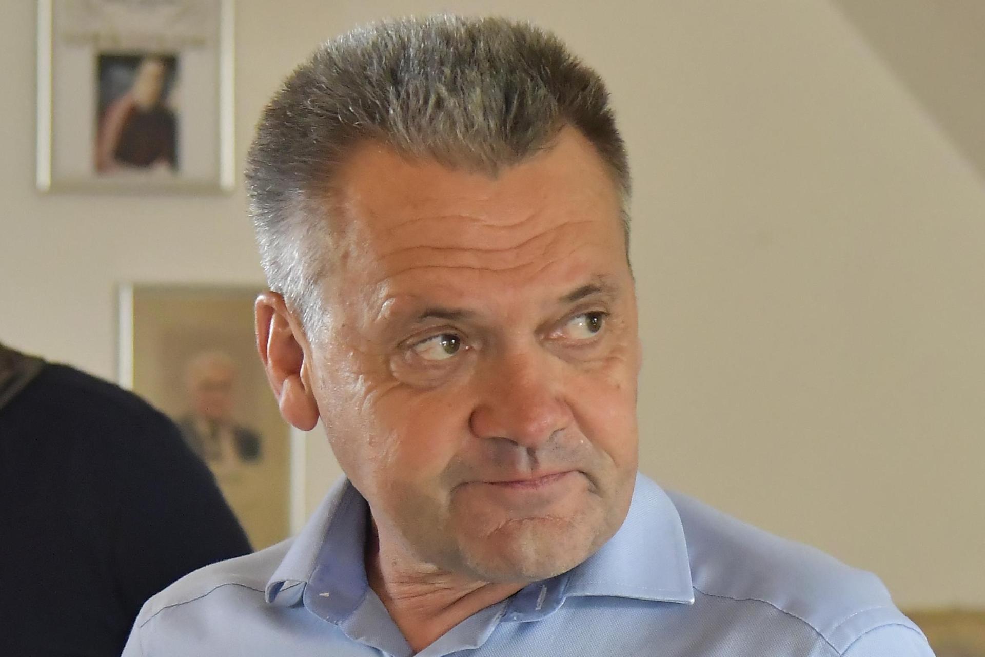 Beim Spiel zwischen Gebenbach und Unterhaching II half Manni Schwabl (rechts) nur noch ein kühles Bier. (Bild: Hubert Ziegler)