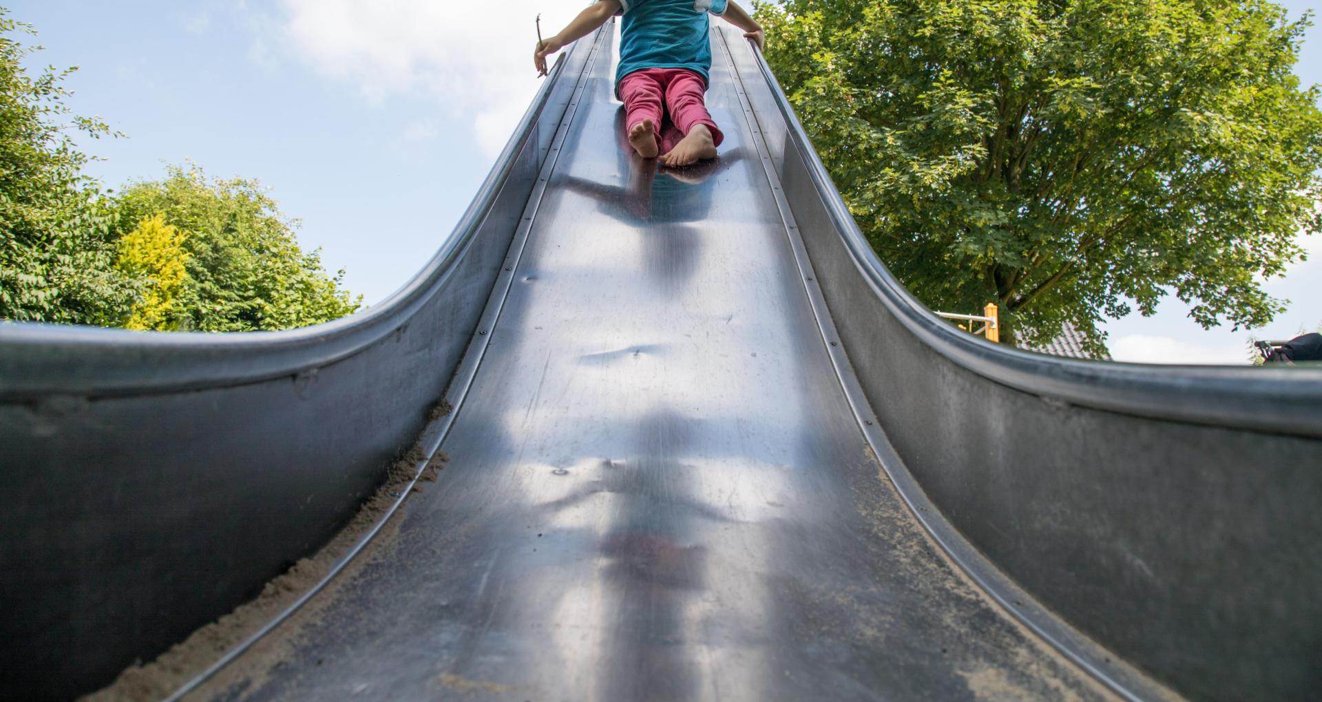 Auf einem Spielplatz in Amberg wurden an einer Rutsche Sicherungsteile abmontiert. Die Polizei sperrte den Platz. (Symbolbild: Christin Klose)