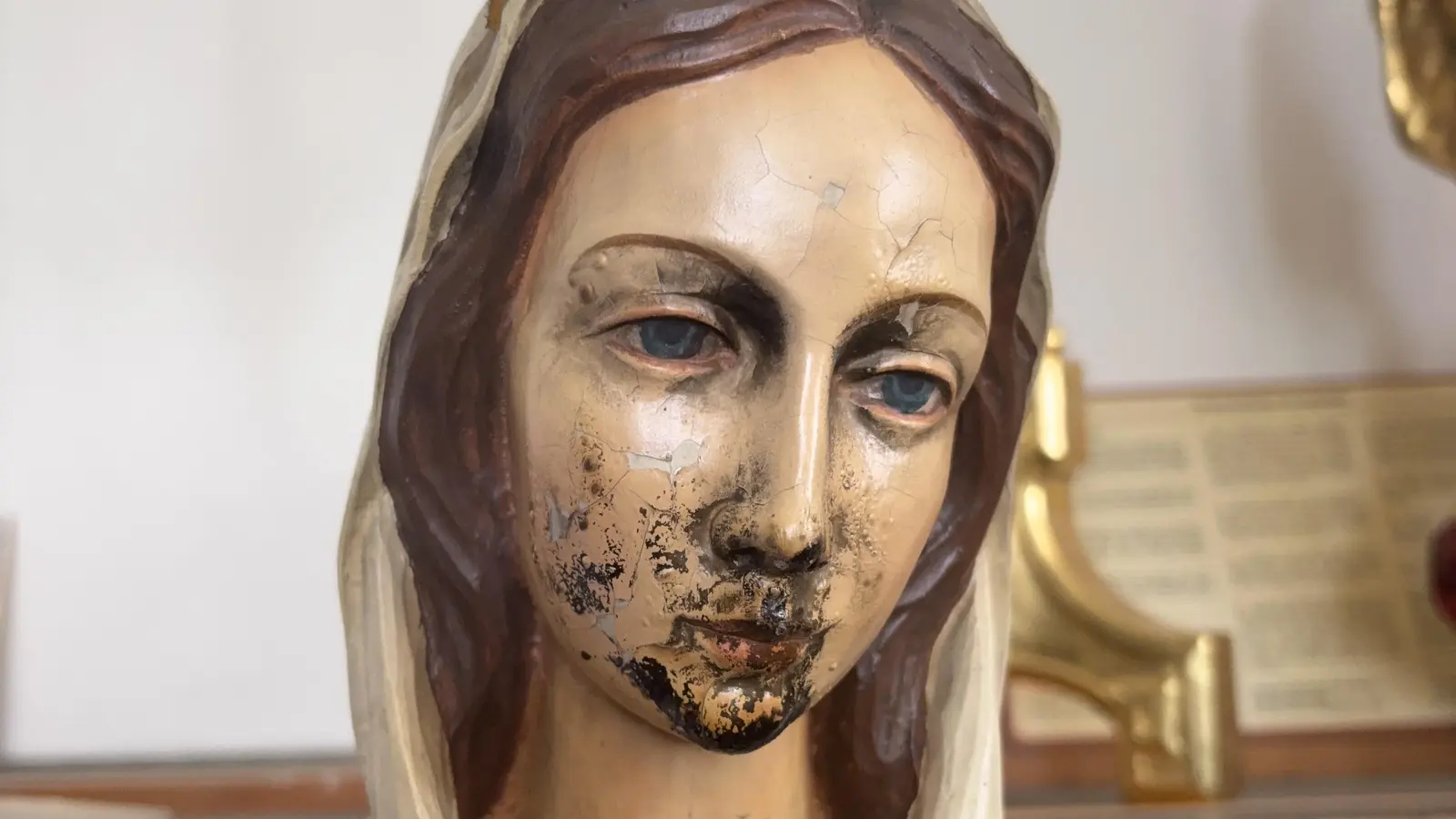 So sieht die Marienfigur in Eichelberg nach (!) der Reinigung aus. (Bild: Polizeiinspektion Nittendorf)