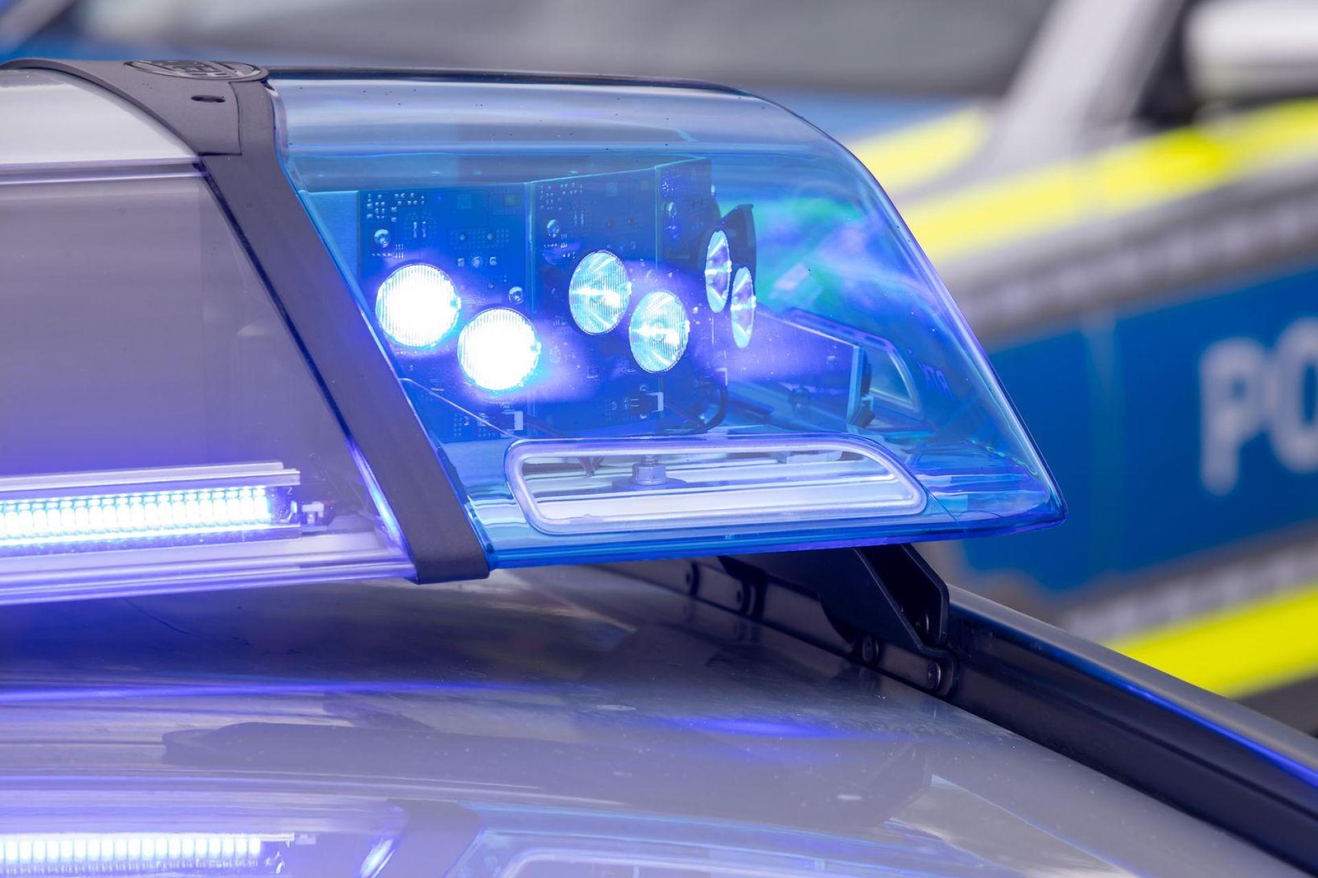 Ein maskierter Täter bedrohte in einem Regensburger Hotel den Nachtportier mit Pfefferspray. Die Kriminalpolizei sucht Zeugen. (Symbolbild: Daniel Karmann/dpa)