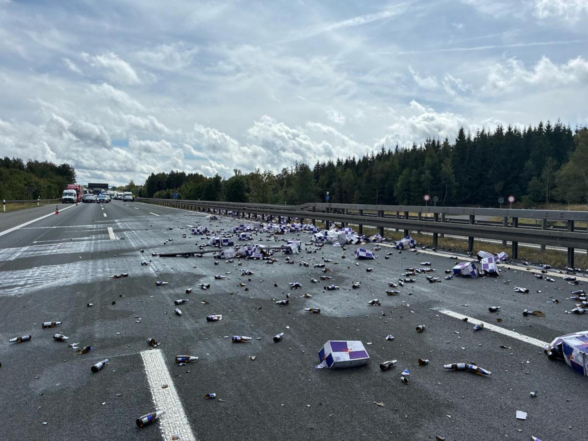 Nach einem Lastwagenunfall auf der A 9 bei Leupoldsgrün bleibt die Fahrbahn Richtung Berlin gesperrt. (Bild: VPI Hof)
