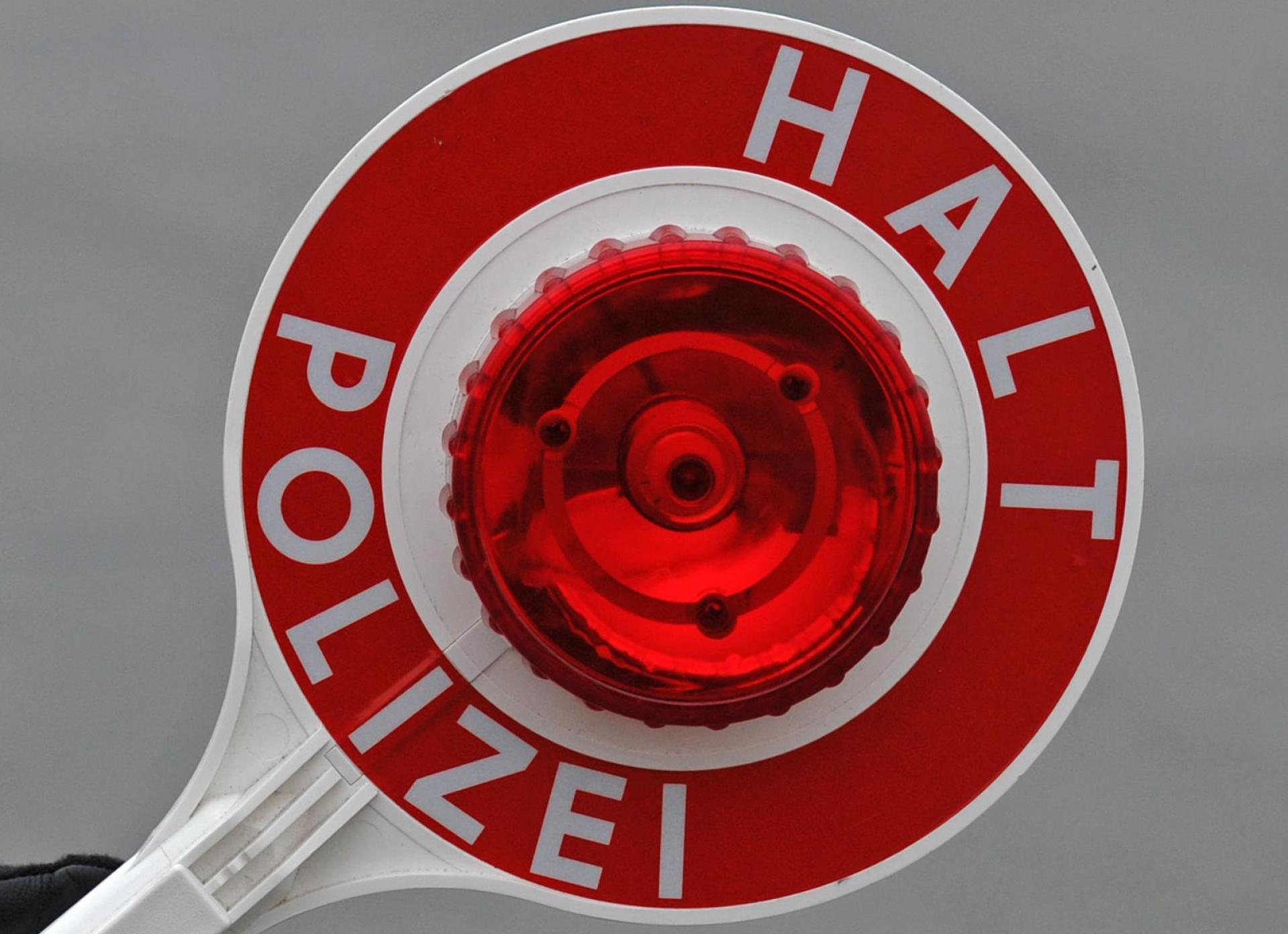 Bei einer Kontrolle auf der Autobahn hat die Polizei verbotenes Feuerwerk entdeckt. (Bild: Matthias Hiekel/dpa-Zentralbild/dpa)