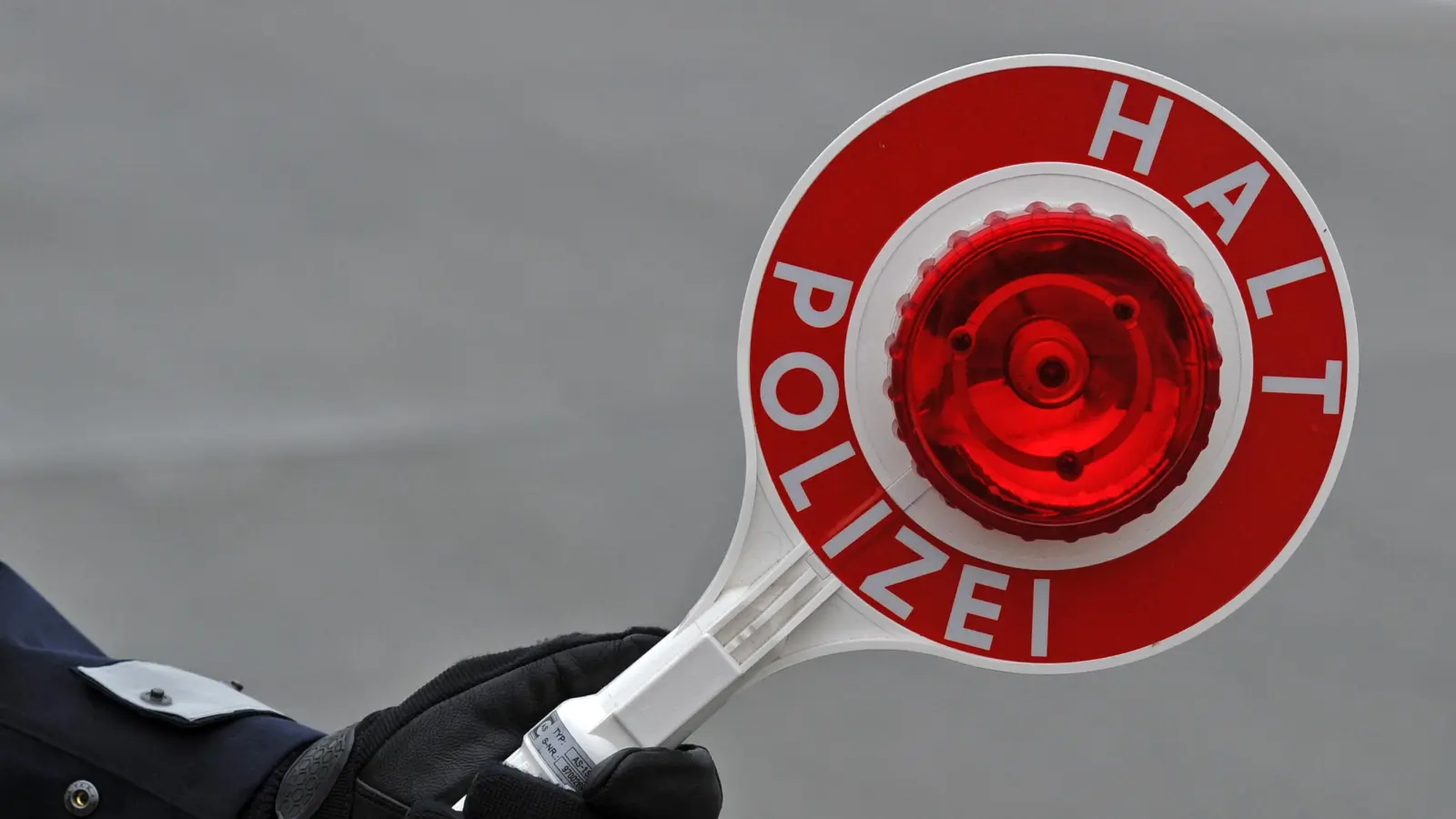 Bei einer Kontrolle auf der Autobahn hat die Polizei verbotenes Feuerwerk entdeckt. (Bild: Matthias Hiekel/dpa-Zentralbild/dpa)