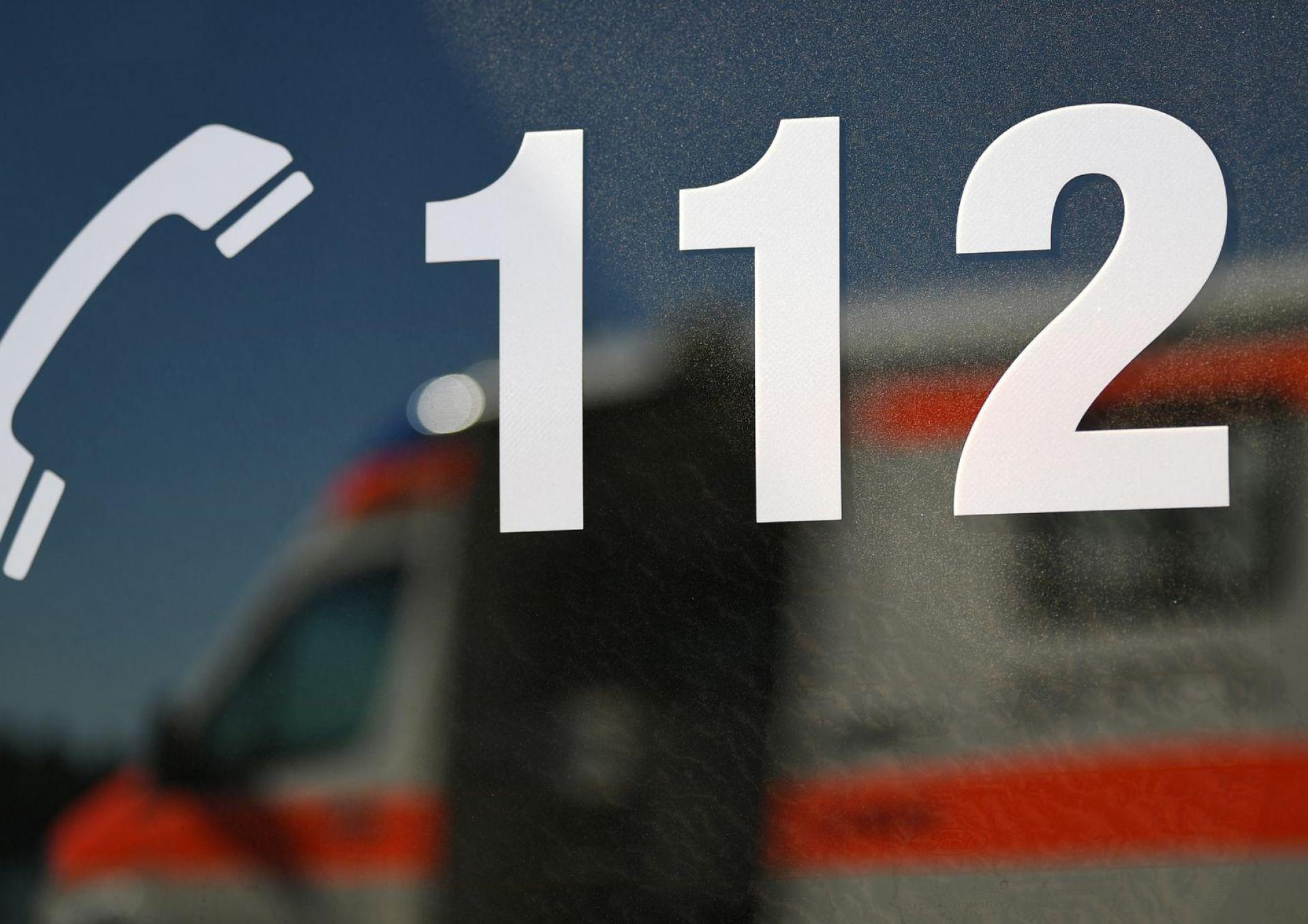 Der Rettungsdienst versorgte die Reisegruppe.  (Symbolbild: Patrick Seeger/dpa)