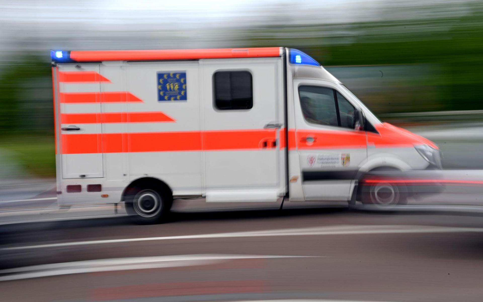 Vergeblich kämpften die Helfer in Burglengenfeld um das Leben eines acht Jahre alten Buben. (Symbolbild: Hendrik Schmidt/dpa-Zentralbild/dpa)