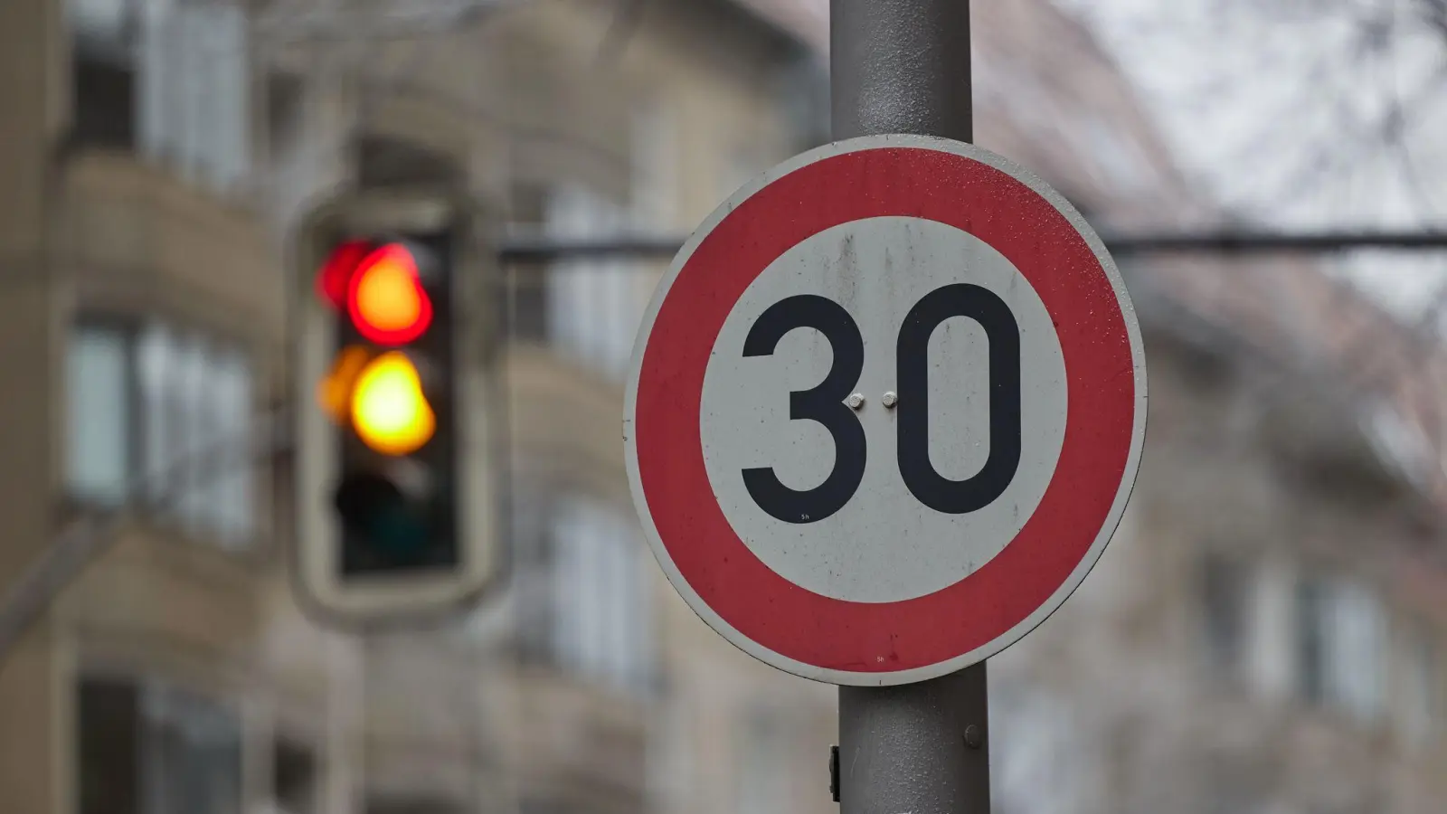 In Amberg sind Tempo-30-Schilder verschwunden und teilweise zerstört worden. (Symbolbild: Jörg Carstensen/dpa)