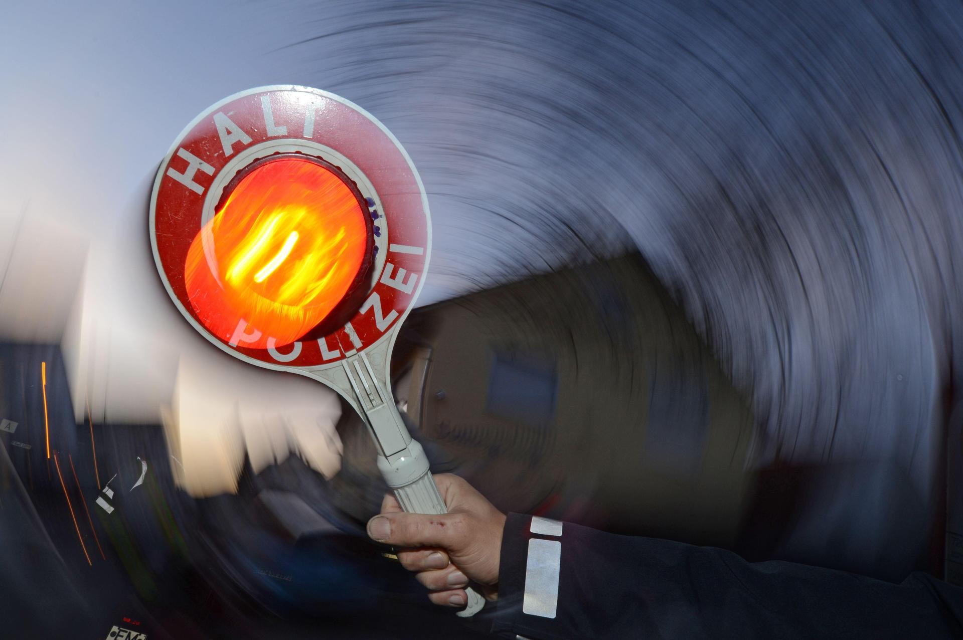 Die Verkehrspolizei Amberg unterband eine Alkoholfahrt und erwischte etliche Autofahrer, die zu schnell fuhren. (Bild: Patrick Seeger/dpa)