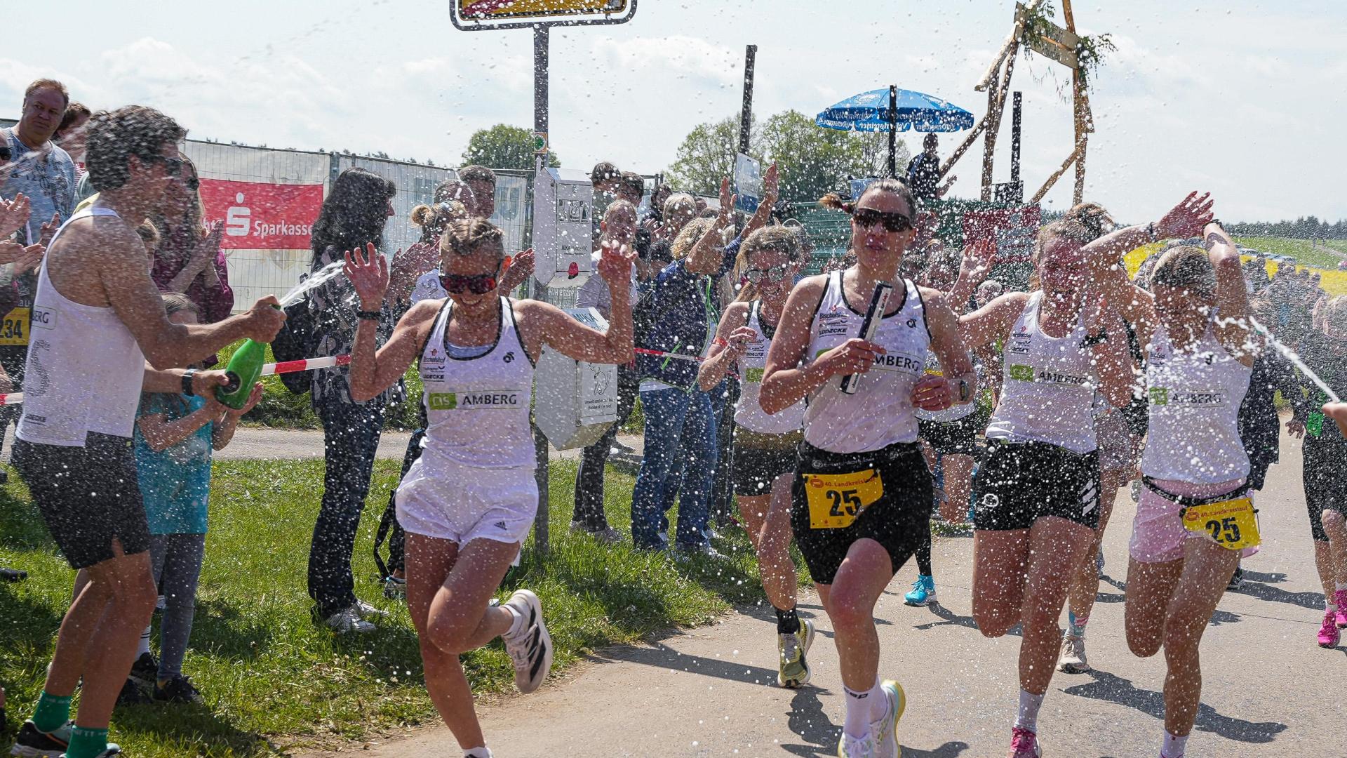 Beim Landkreislauf Amberg-Sulzbach haben die CIS Frauen gewonnen - und zwar zum 32. Mal in Folge. (Bild: Stephan Huber)