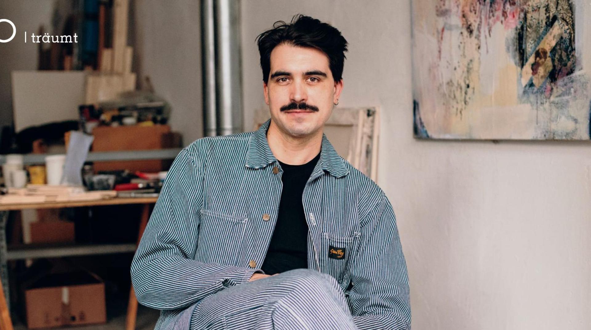 Patrick Ostrowsky ist Künstler und erschafft keine klassischen Skulpturen, sondern Orte aus Erinnerung, Fragmenten und Materialien, die Geschichten erzählen . (Bild: Magdalena Jooss)