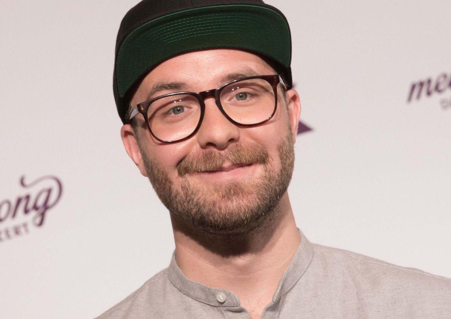 Öffentlich zeigte sich Mark Forster bislang stets mit Kappe. (Archivbild) (Bild: Jörg Carstensen/dpa)