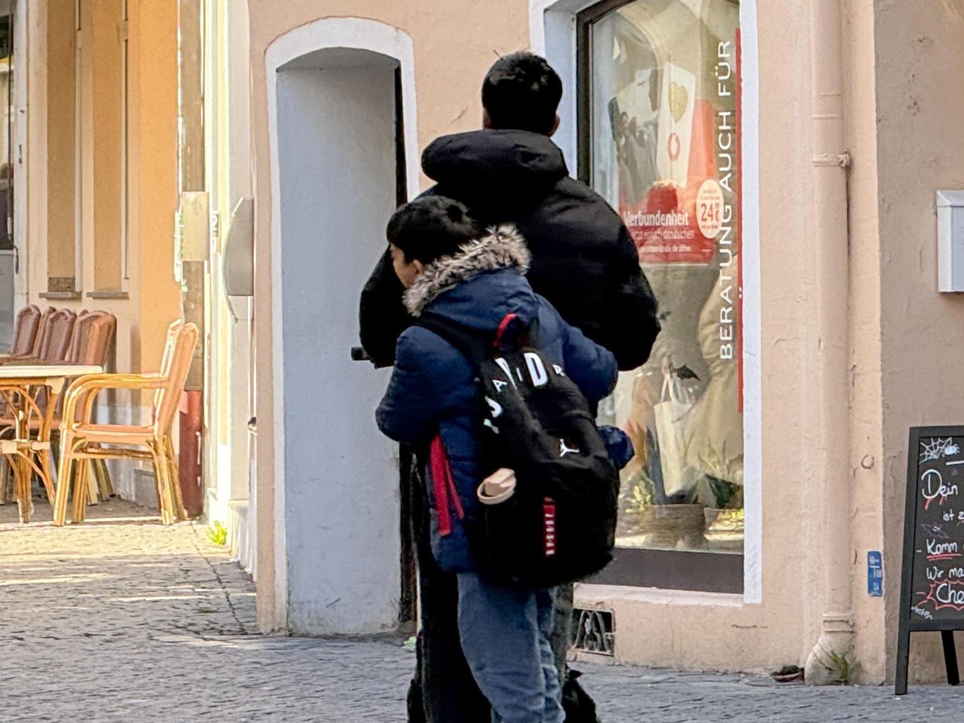 Den Roller schieben: Das muss künftig jeder, der mit dem E-Scooter durch die Amberger Fußgängerzone möchte. (Bild: Petra Hartl)
