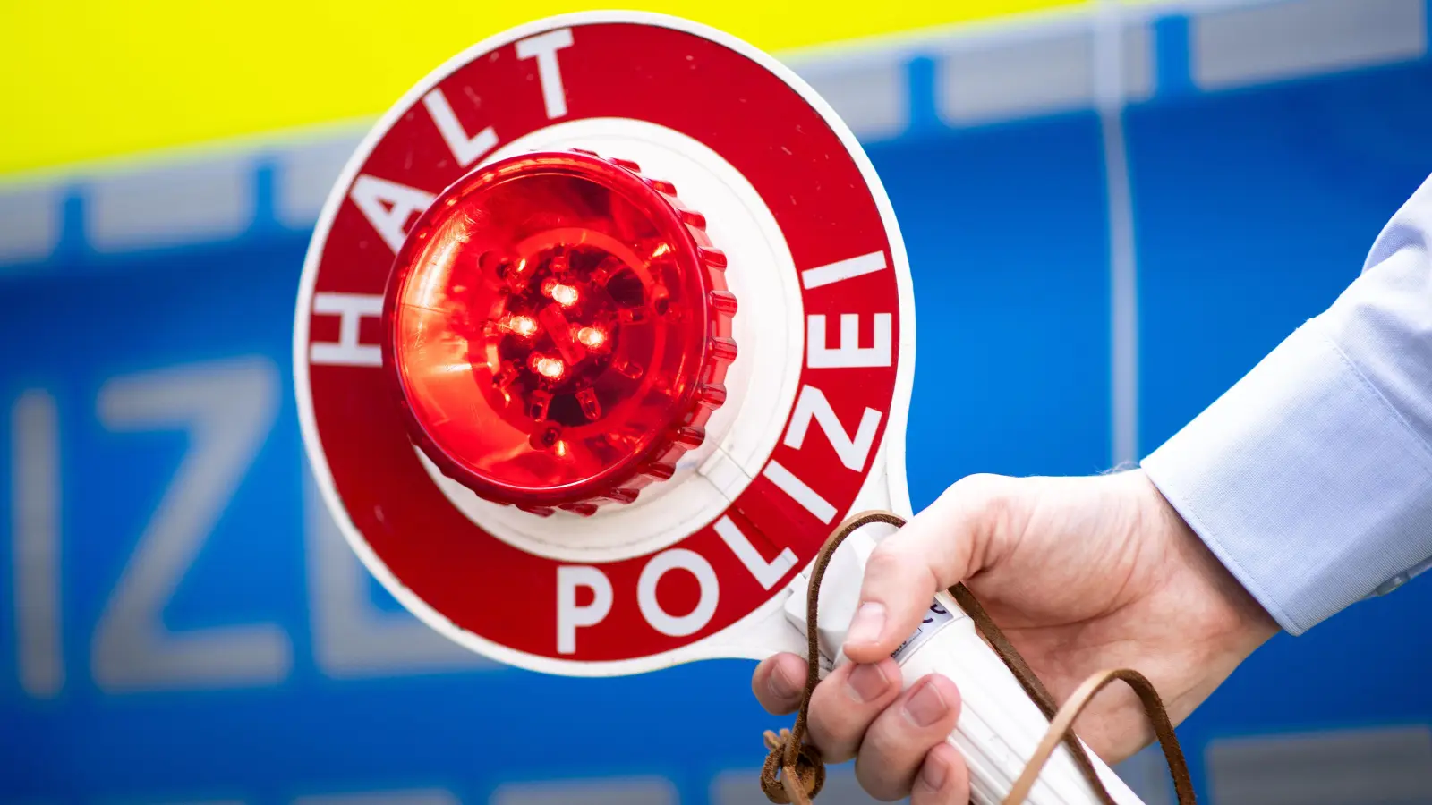 Die Polizei stoppt einen betrunkenen Transporterfahrer in Sulzbach-Rosenberg.  (Symbolbild: Petra Hartl)