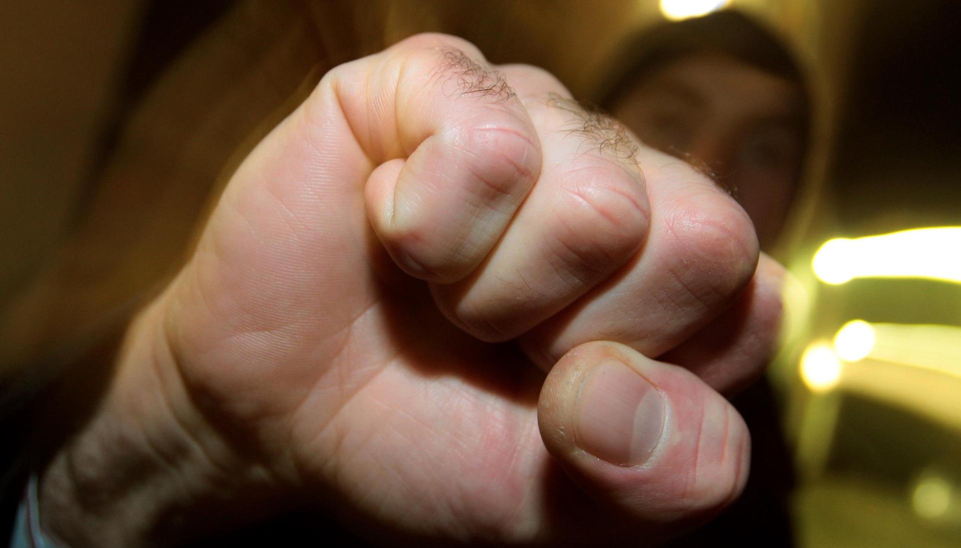 Ein 29-Jähriger verpasste vor einer Amberger Bar einem 39-Jährigen einen Faustschlag.  (Symbolbild: Karl-Josef Hildenbrand)
